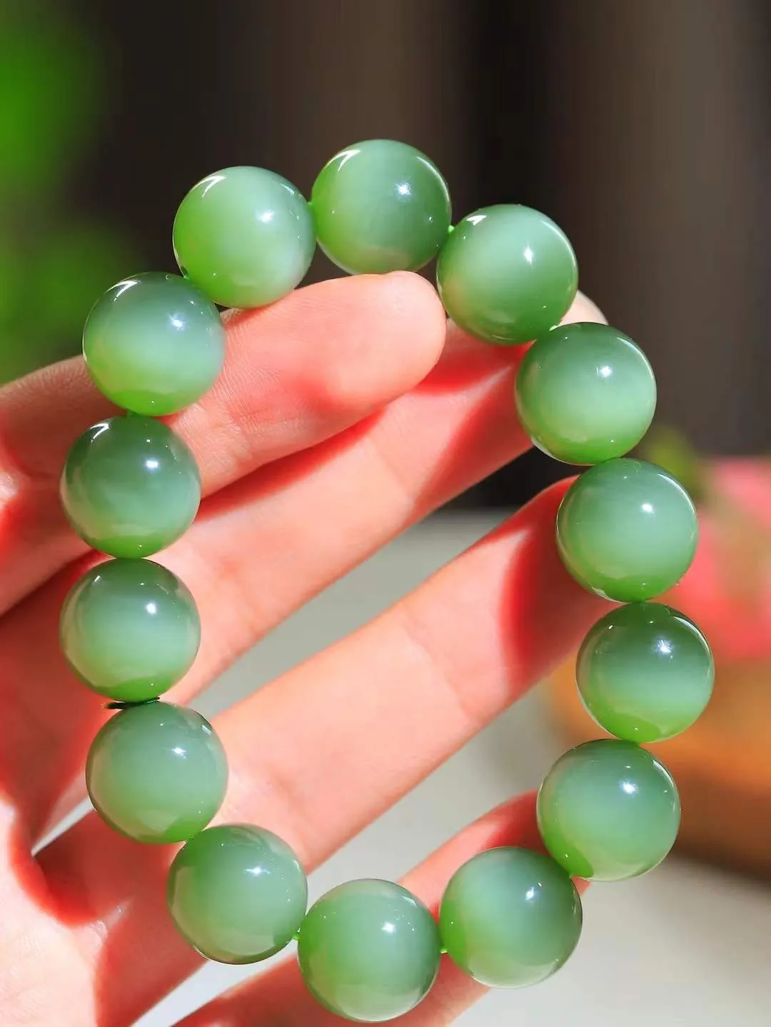 （猫眼手串）

收藏级和田玉碧玉猫眼圆珠手串 质地温润灵动 猫眼儿般的光中，有波光潋滟，也有梦幻清韵。行走于市井的喧嚣，相顾不言，便得清欢。重72.3克 尺寸取一14.7mm FDL-851052888