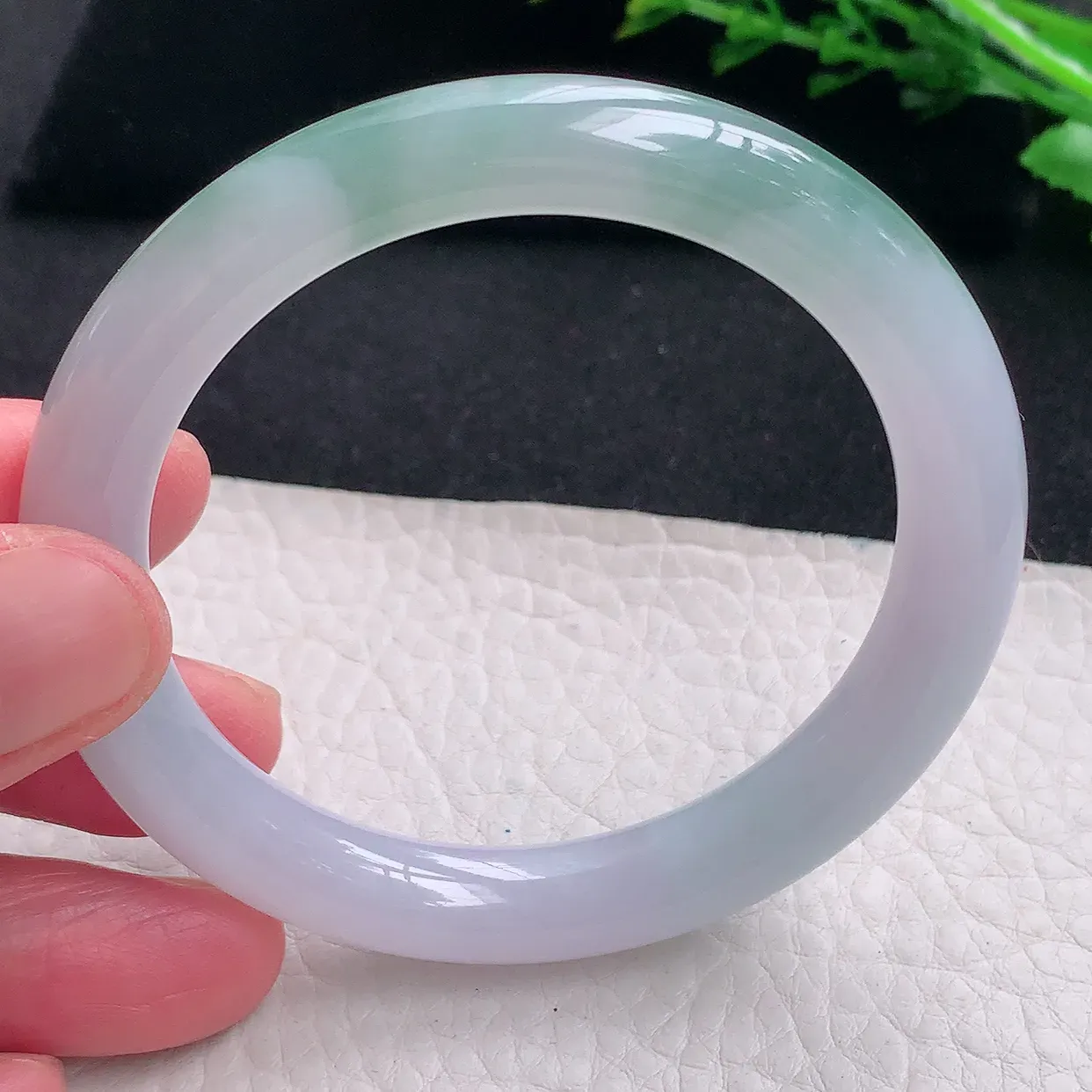 z自然光54*9.3*9美人镯 天然缅甸翡翠a货飘花秀气圆条珠宝玉手镯