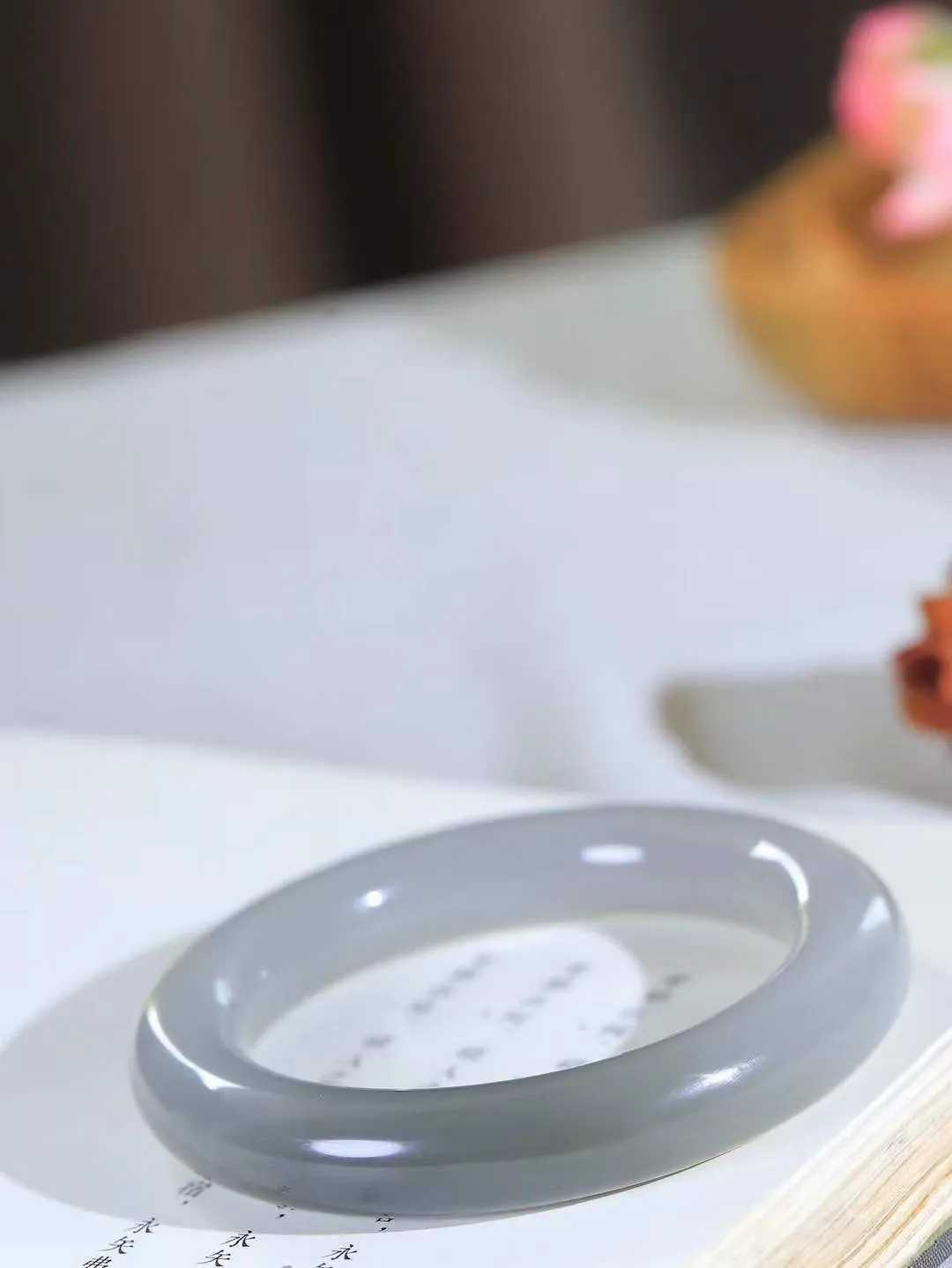 【玉佳人·手镯】

精品️和田玉烟紫圆条手镯 ，玉质细腻油润，做工细致精美，端庄素雅，亭亭玉立，芊