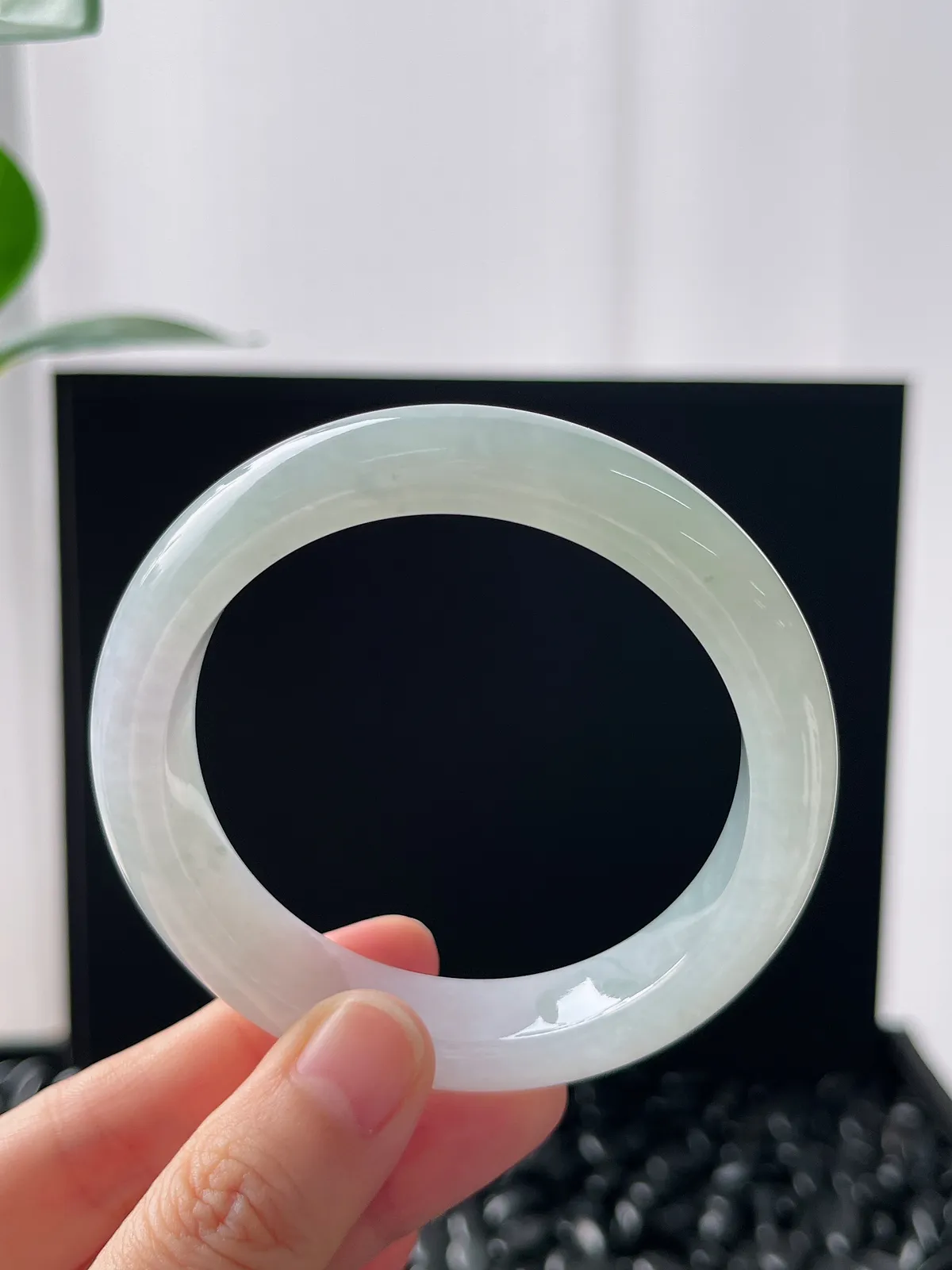 正圈55圈口，翡翠冰糯种淡绿色手镯