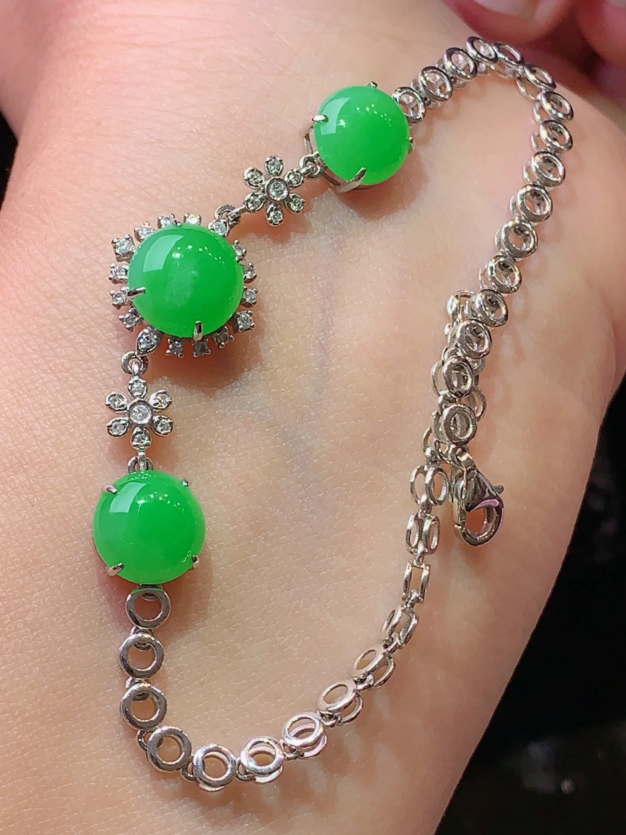 18k金钻镶嵌翠绿蛋面手链 玉质细腻 色泽艳丽 水润亮眼  整体尺寸48*12.6*6.8