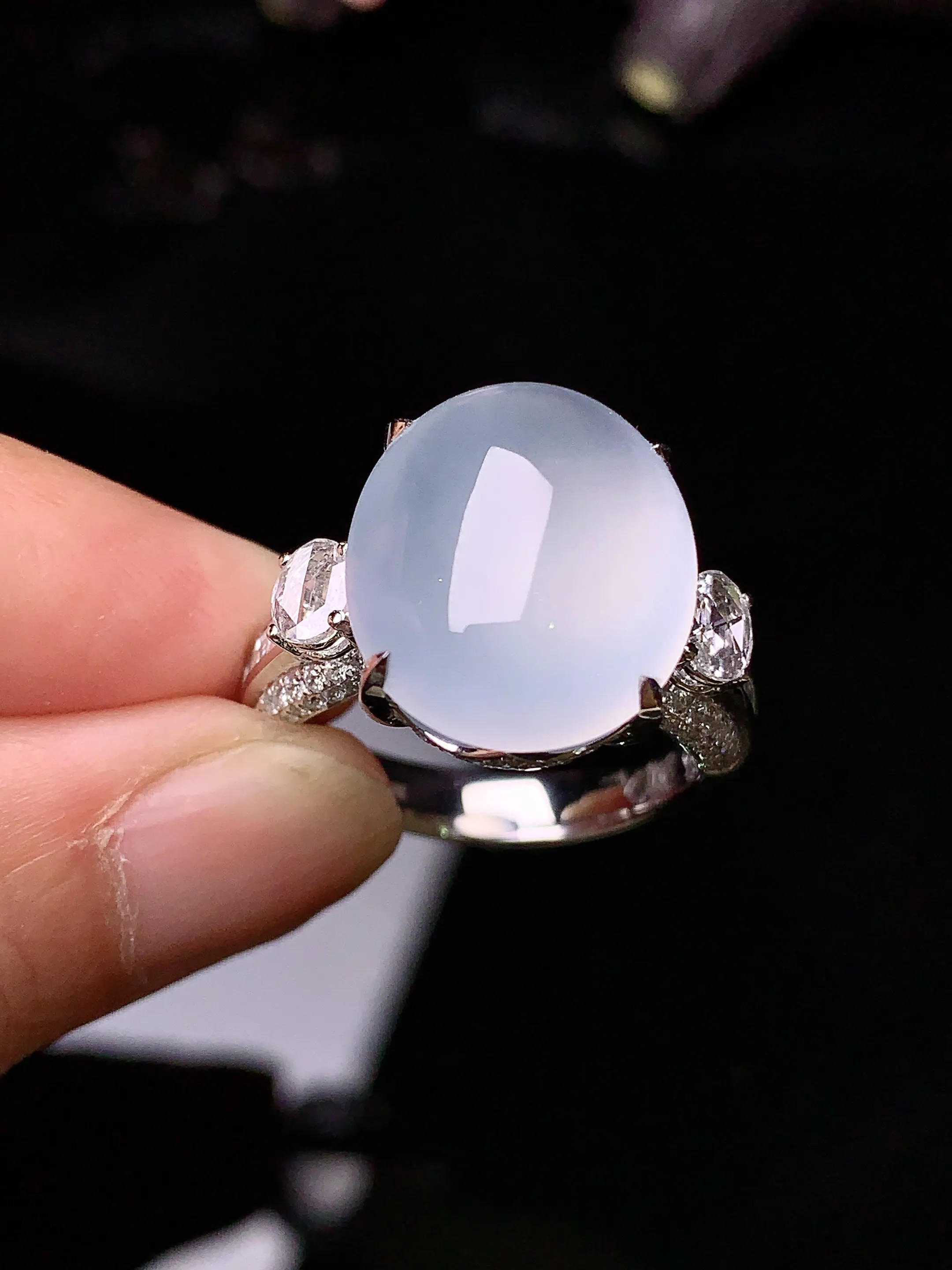 18k金钻镶嵌冰种蛋面戒指 玉质细腻 色泽艳丽 水润亮眼  圈15 整体尺寸15.7*13.3*6.5