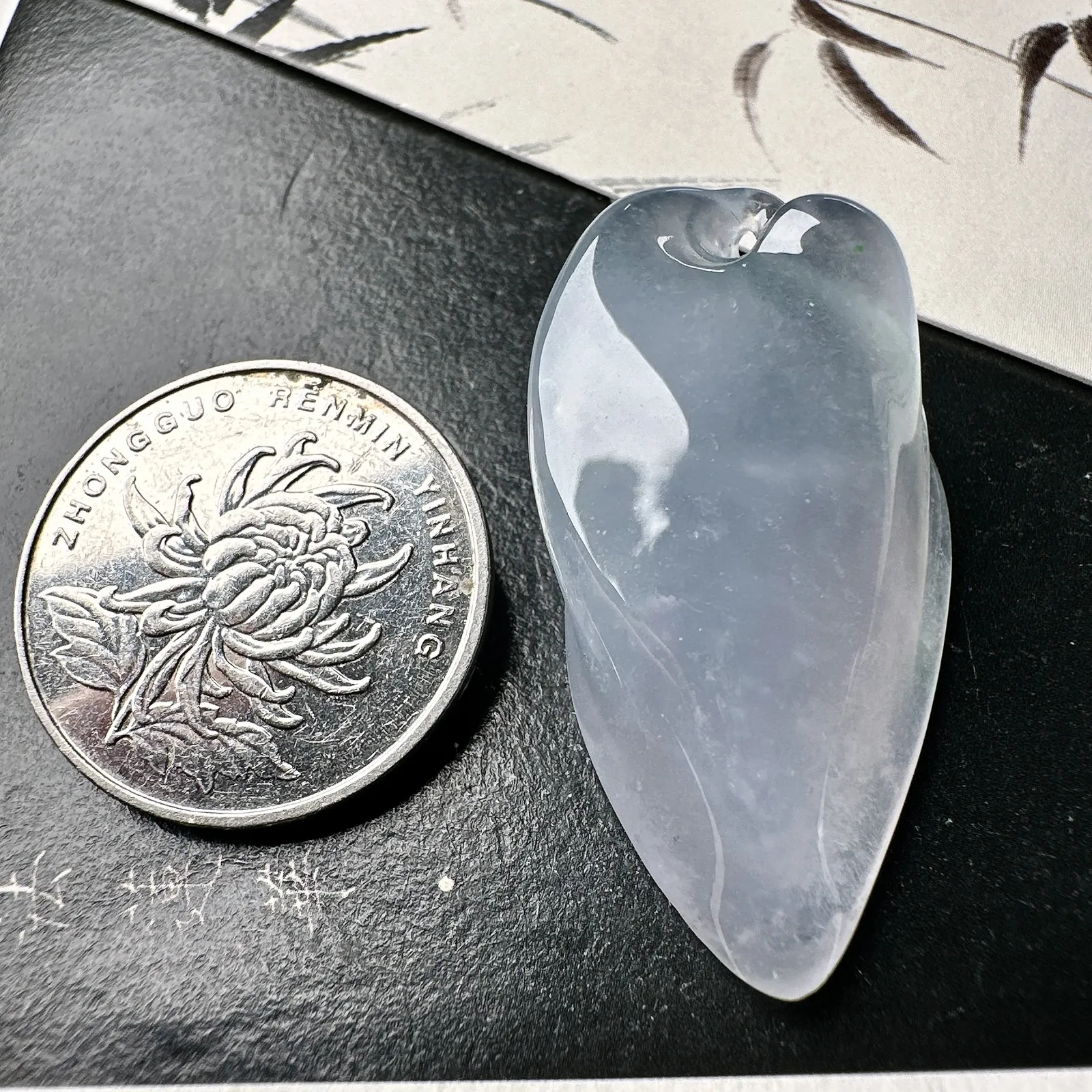 【冰种淡紫随形】质地细腻，冰润透亮，光泽出众，冰胶感十足