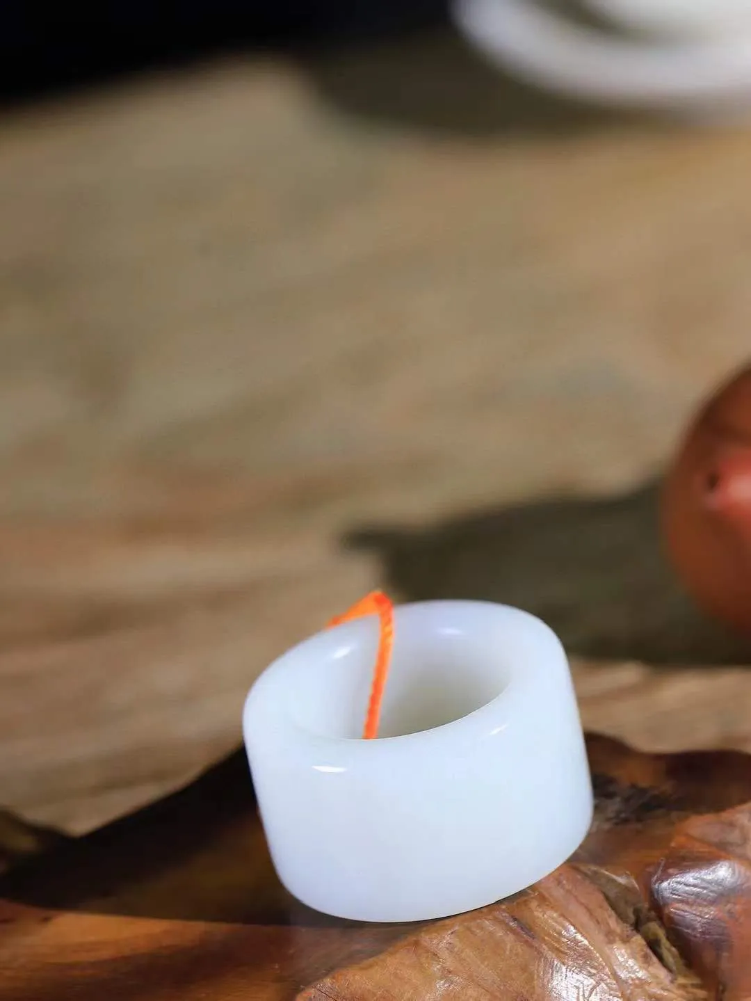 【古韵·扳指】

精品和田玉白玉扳指，玉质温润，油润感十足， 整器古韵生辉。优雅高贵。运筹帷幄