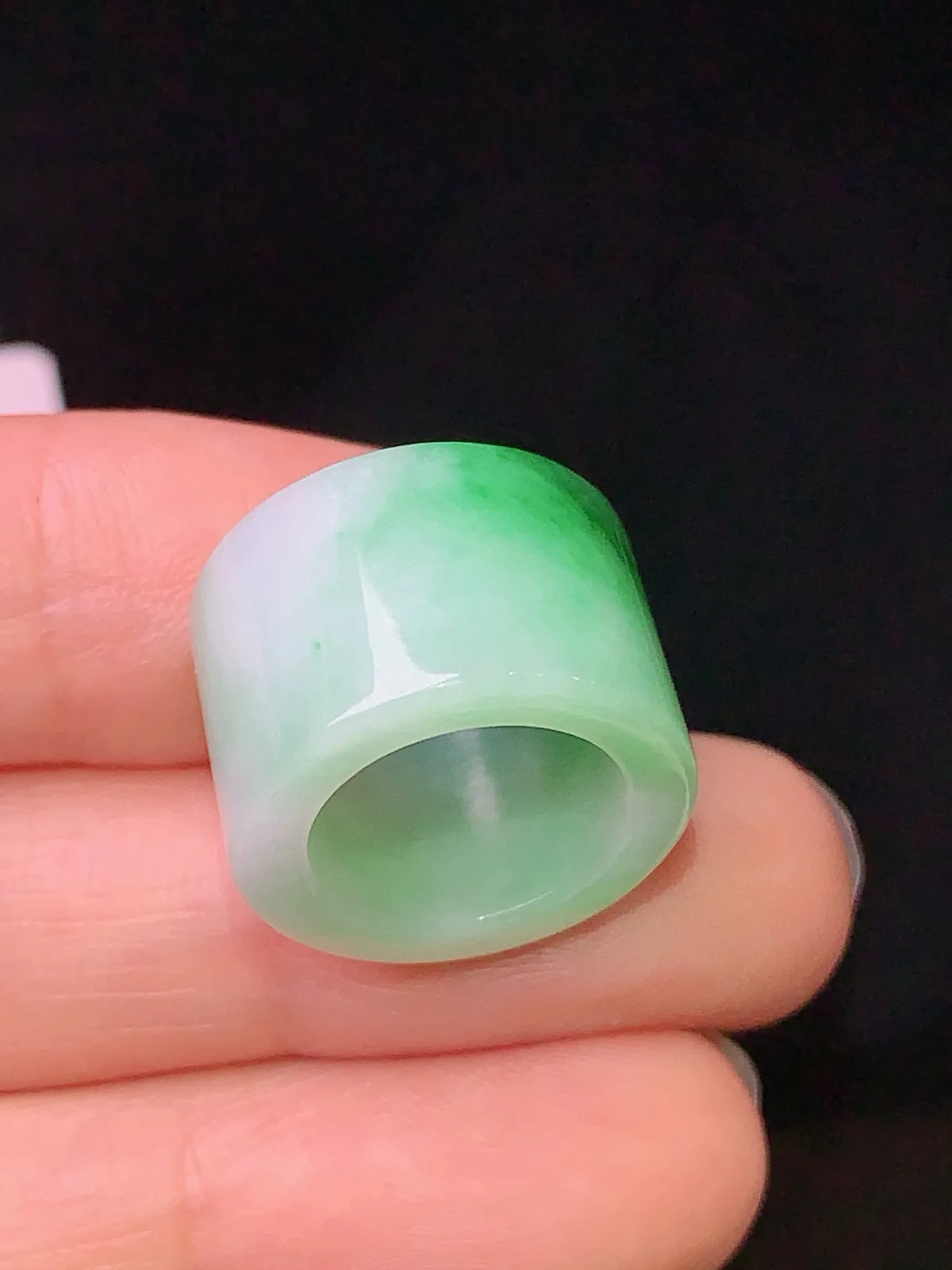 #专拍链接，飘绿路路通吊坠 玉质细腻 色泽清新艳丽 整体尺寸18*18*12