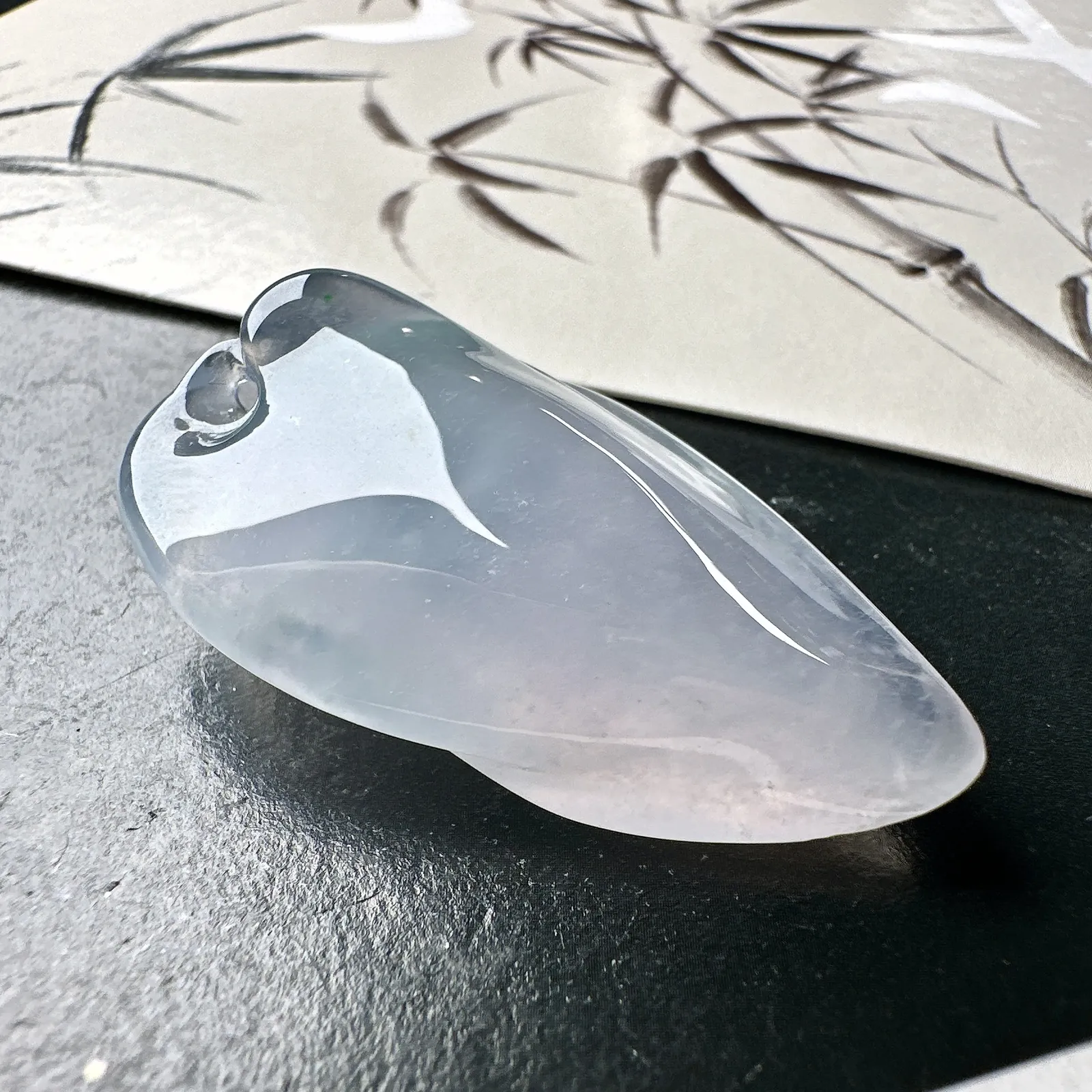 【冰种淡紫随形】质地细腻，冰润透亮，光泽出众，冰胶感十足