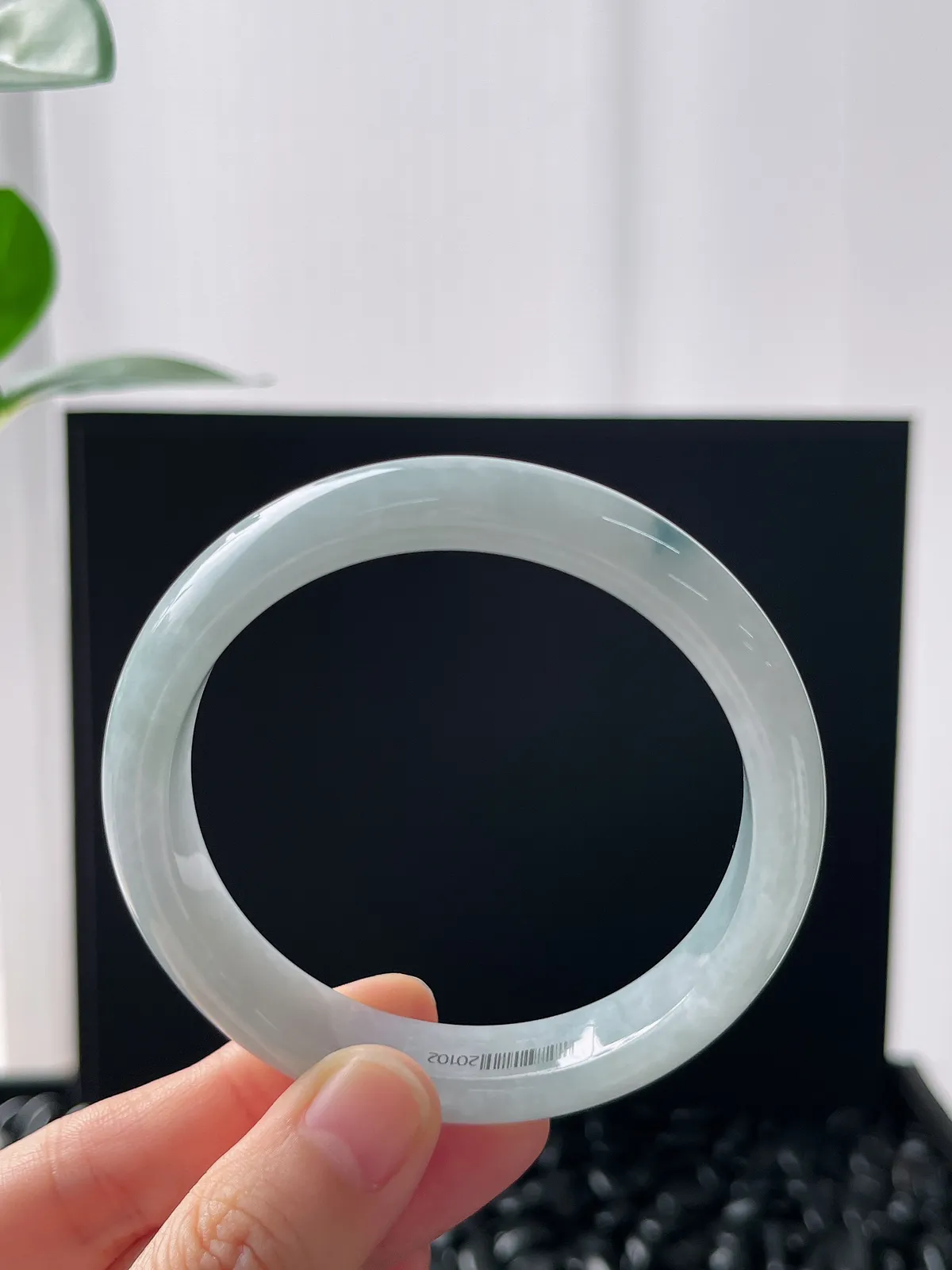 正圈55.7圈口，翡翠糯化种浅绿色手镯