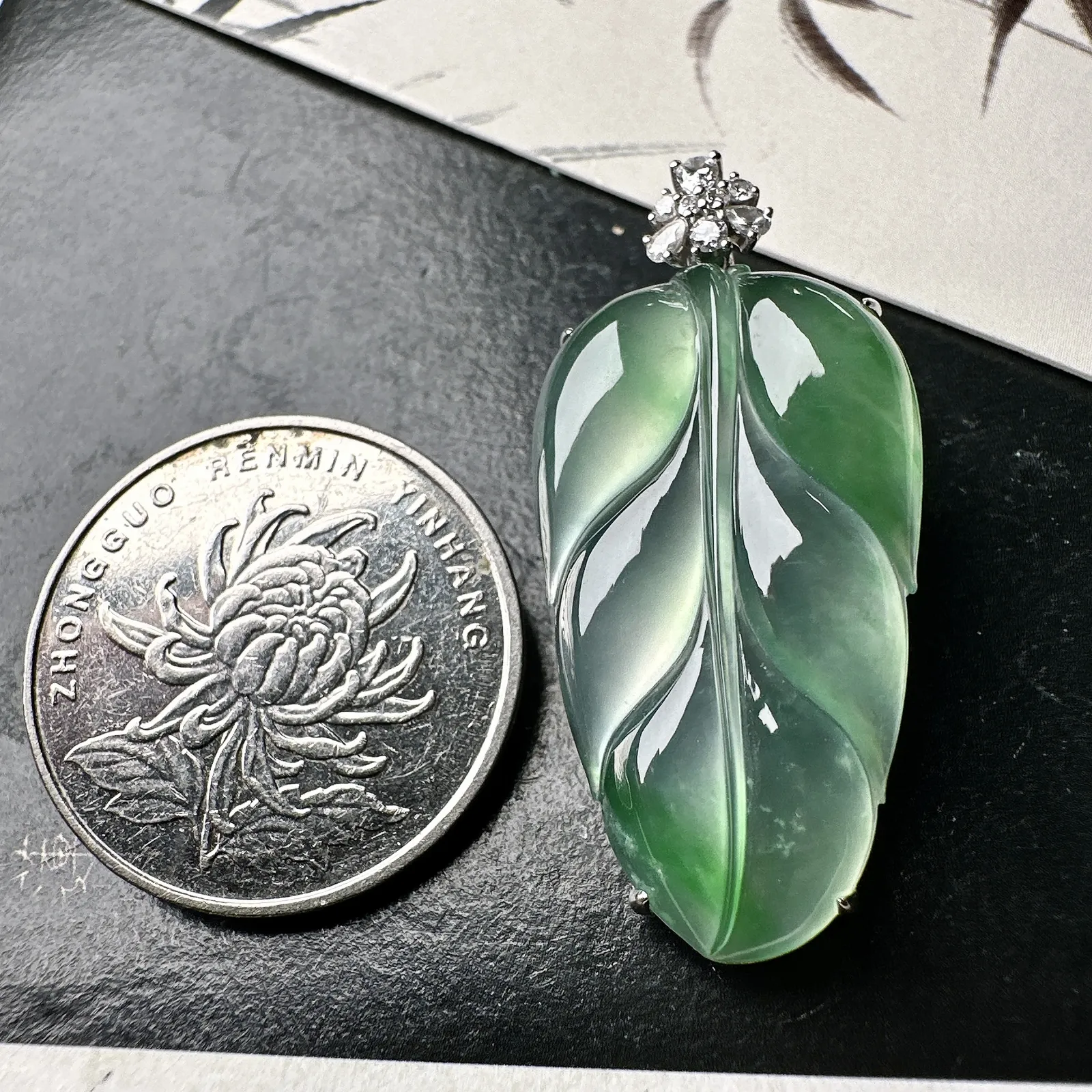 【冰种飘绿叶子】金枝玉叶，质地细腻，冰润透亮，光泽出众，18k金钻镶嵌，裸石尺寸32.6*18.2*4.8毫米