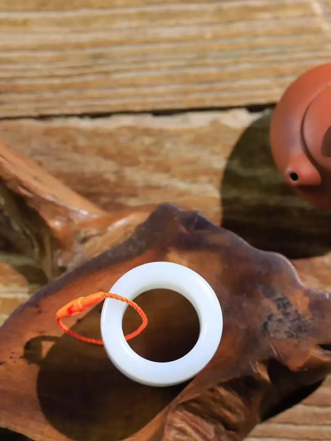 【古韵·扳指】

精品和田玉白玉扳指，玉质温润，油润感十足， 整器古韵生辉。优雅高贵。运筹帷幄于掌中，决胜于千里之外。
重29克 内径圈口22mm  尺寸19.9-6mm  FDT-591052929