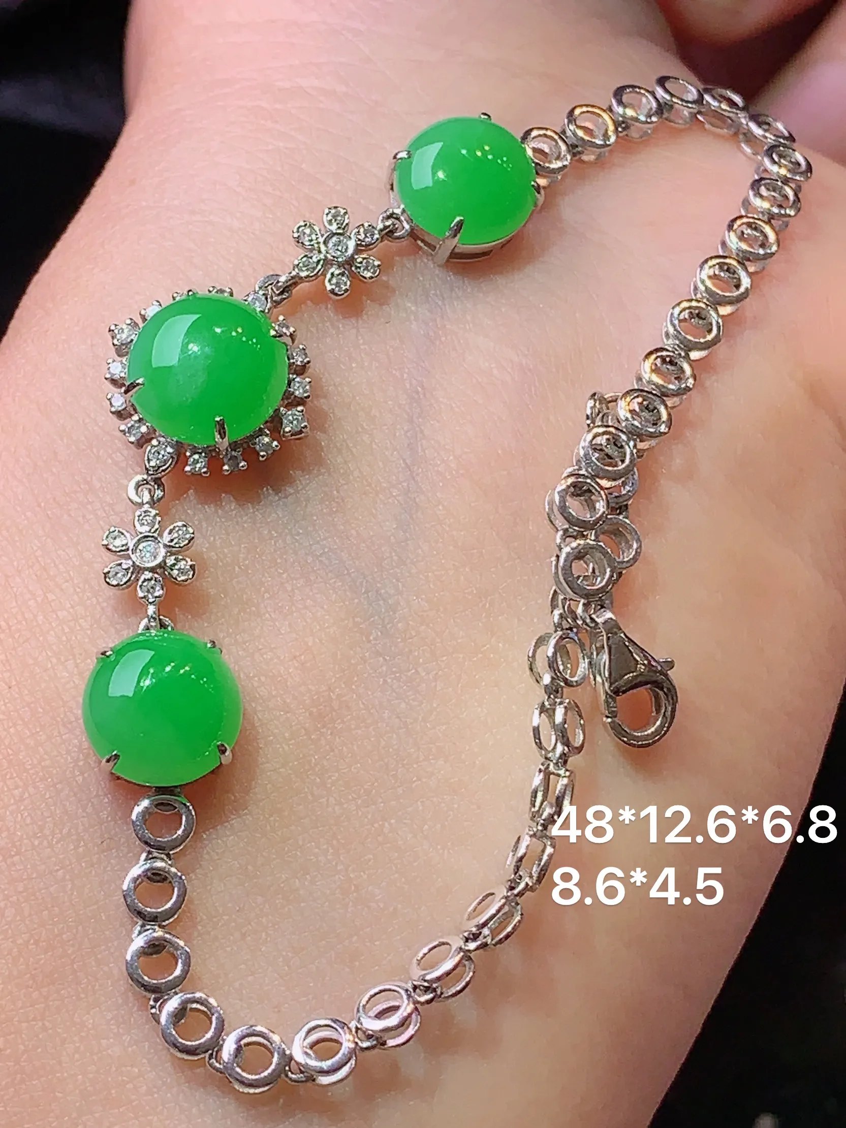 18k金钻镶嵌翠绿蛋面手链 玉质细腻 色泽艳丽 水润亮眼  整体尺寸48*12.6*6.8