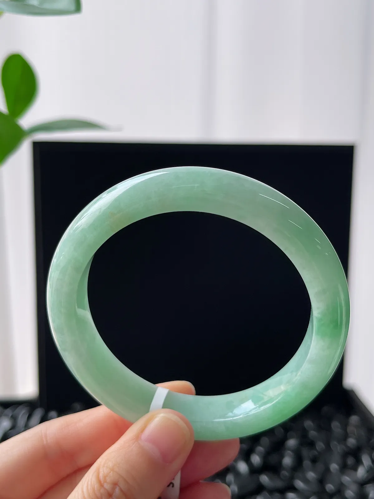 正圈57圈口，翡翠糯化种淡绿色手镯