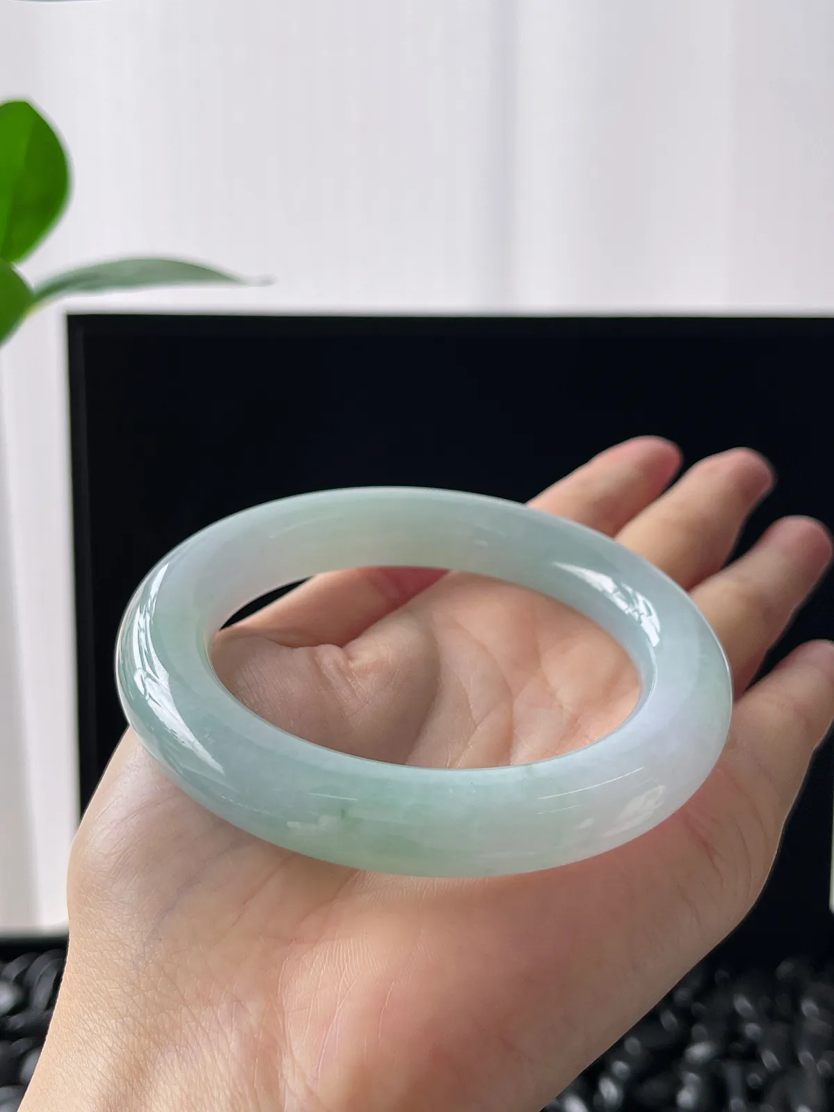 圆镯57.3圈口，翡翠冰糯飘花大圆条手镯