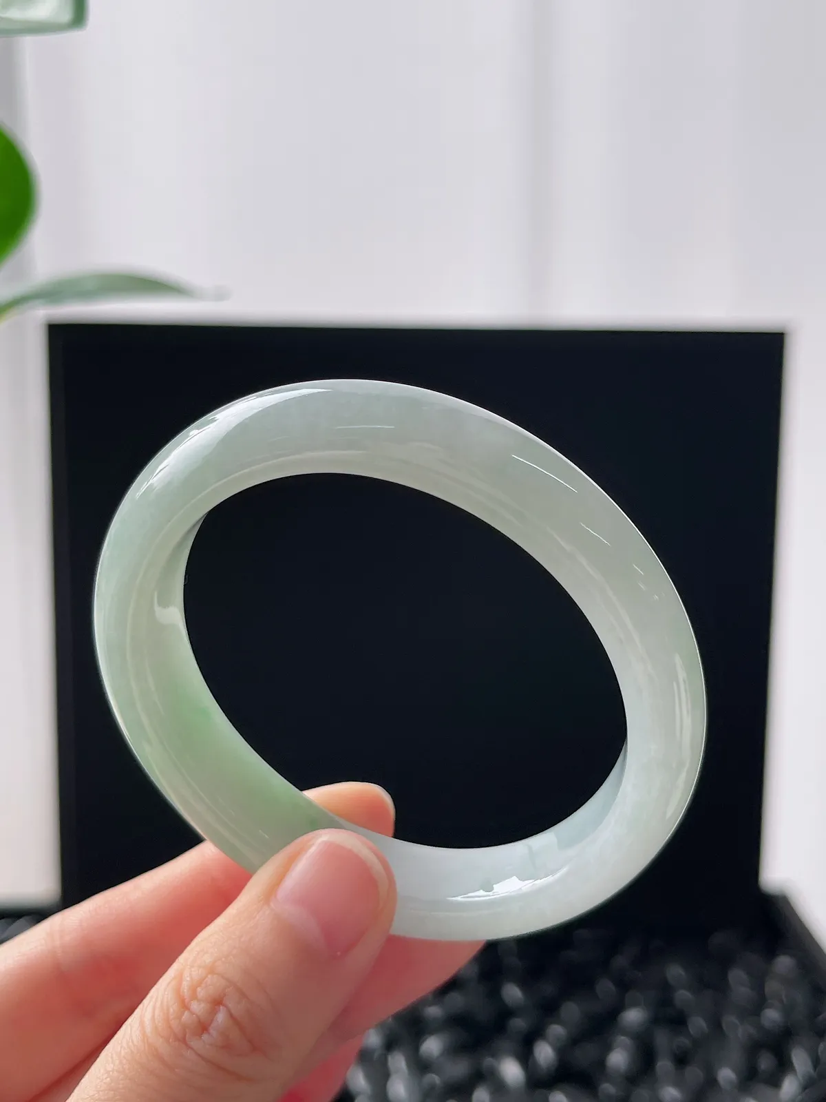 贵妃镯54圈口，翡翠冰糯种飘绿手镯