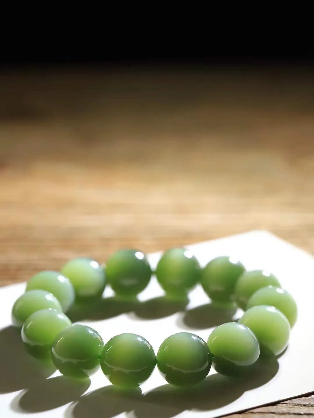 （猫眼手串）

收藏级和田玉碧玉猫眼圆珠手串 质地温润灵动 猫眼儿般的光中，有波光潋滟，也有梦幻清韵。行走于市井的喧嚣，相顾不言，便得清欢。重72.3克 尺寸取一14.7mm FDL-851052888