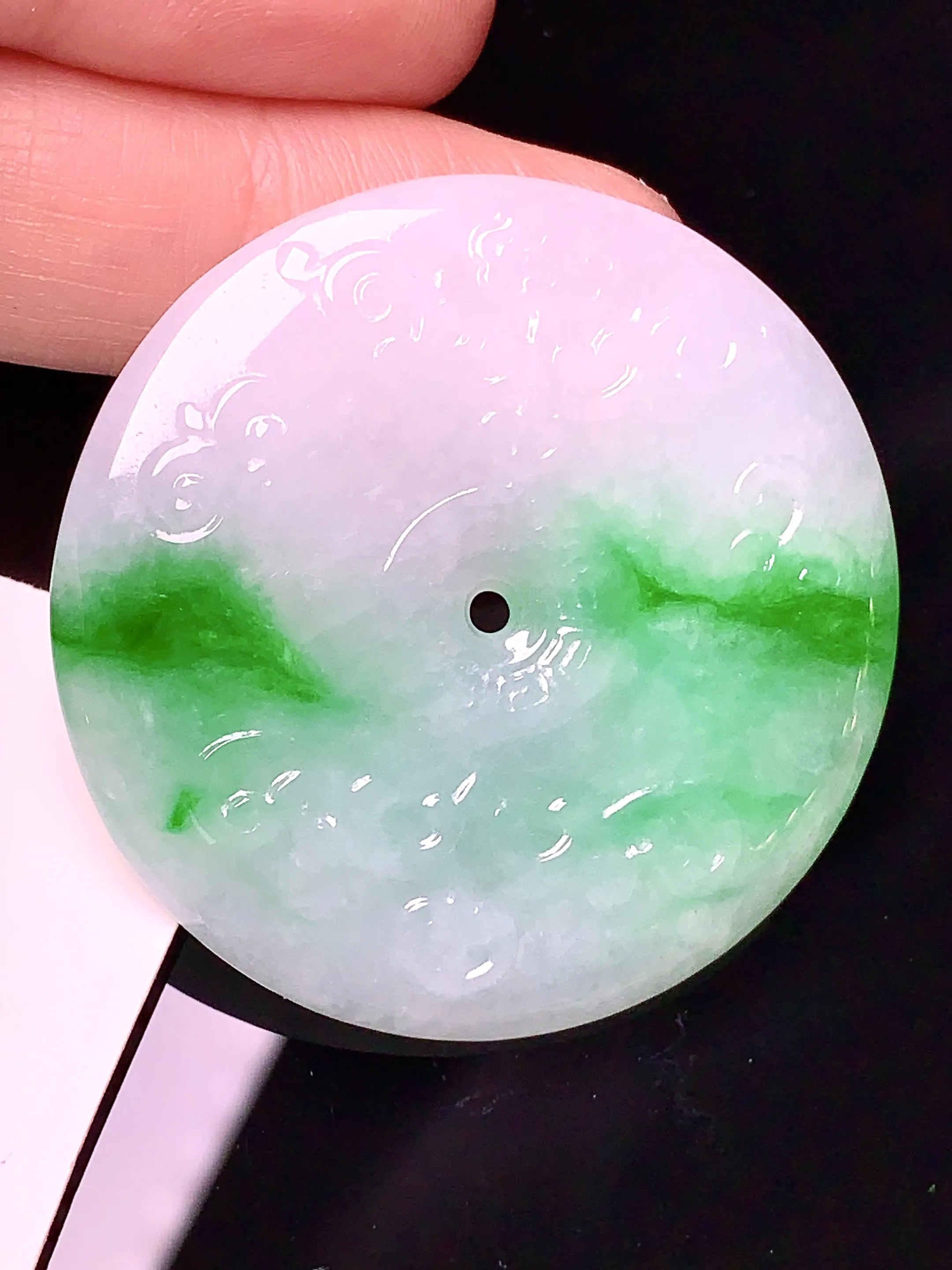 飘绿雕花平安扣吊坠 玉质细腻 色泽艳丽 水润亮眼  整体尺寸39.8*5.8