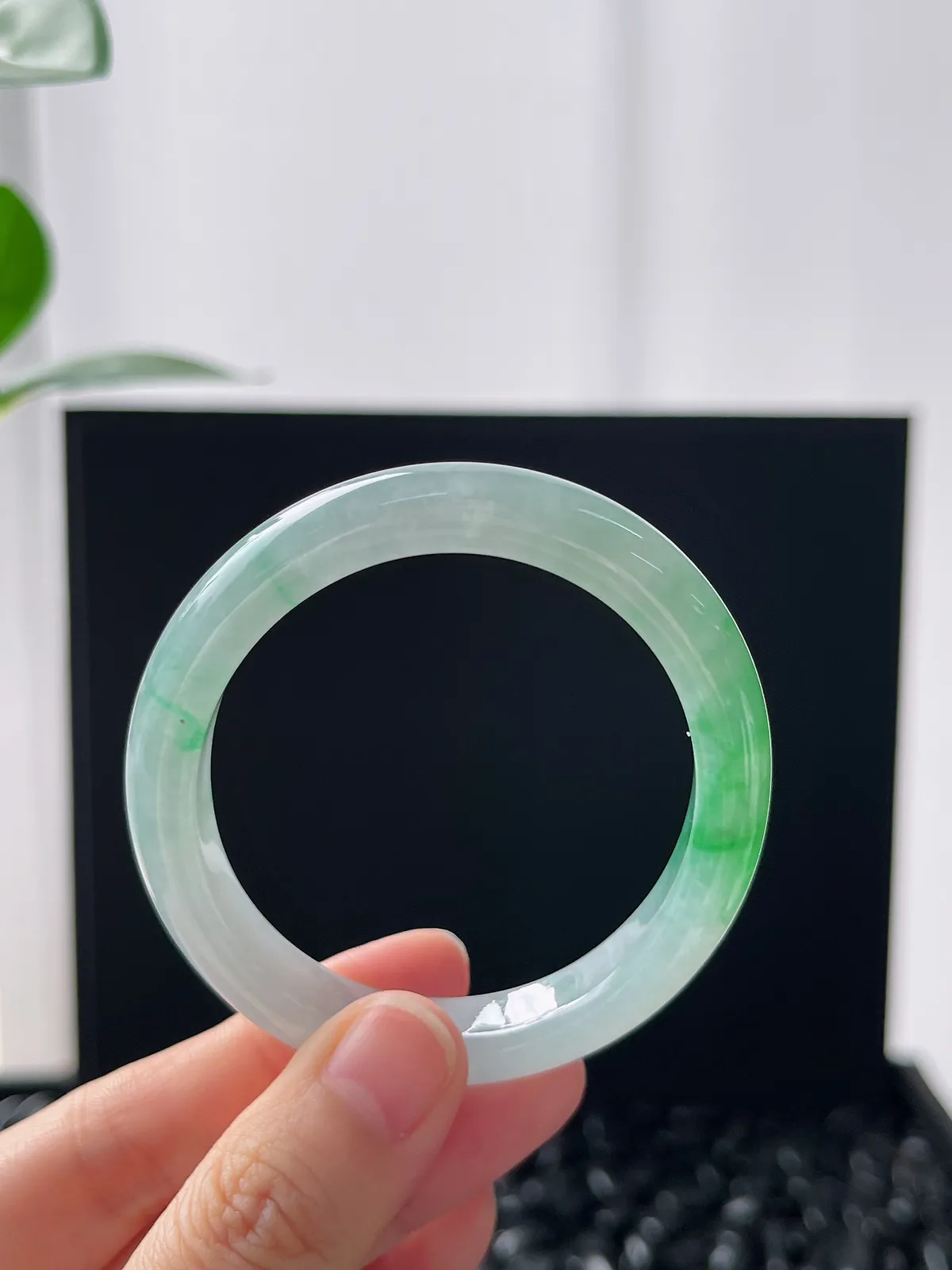 贵妃镯52圈口，翡翠冰糯种飘绿手镯