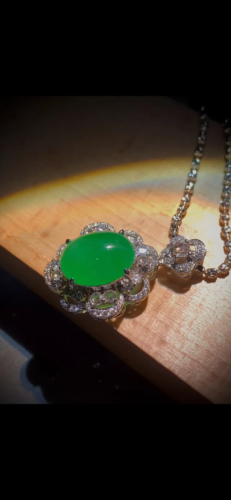 绿蛋面吊坠，裸石12.6-10.2-5mm，
整体28-18.5-11mm，
18K金，南非钻，不配链
