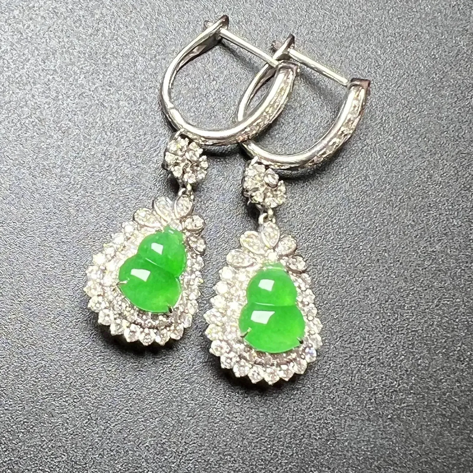 阳绿葫芦耳坠整体尺寸38.7*12.5*7.7 /裸石尺寸8.8*6.7*2.3