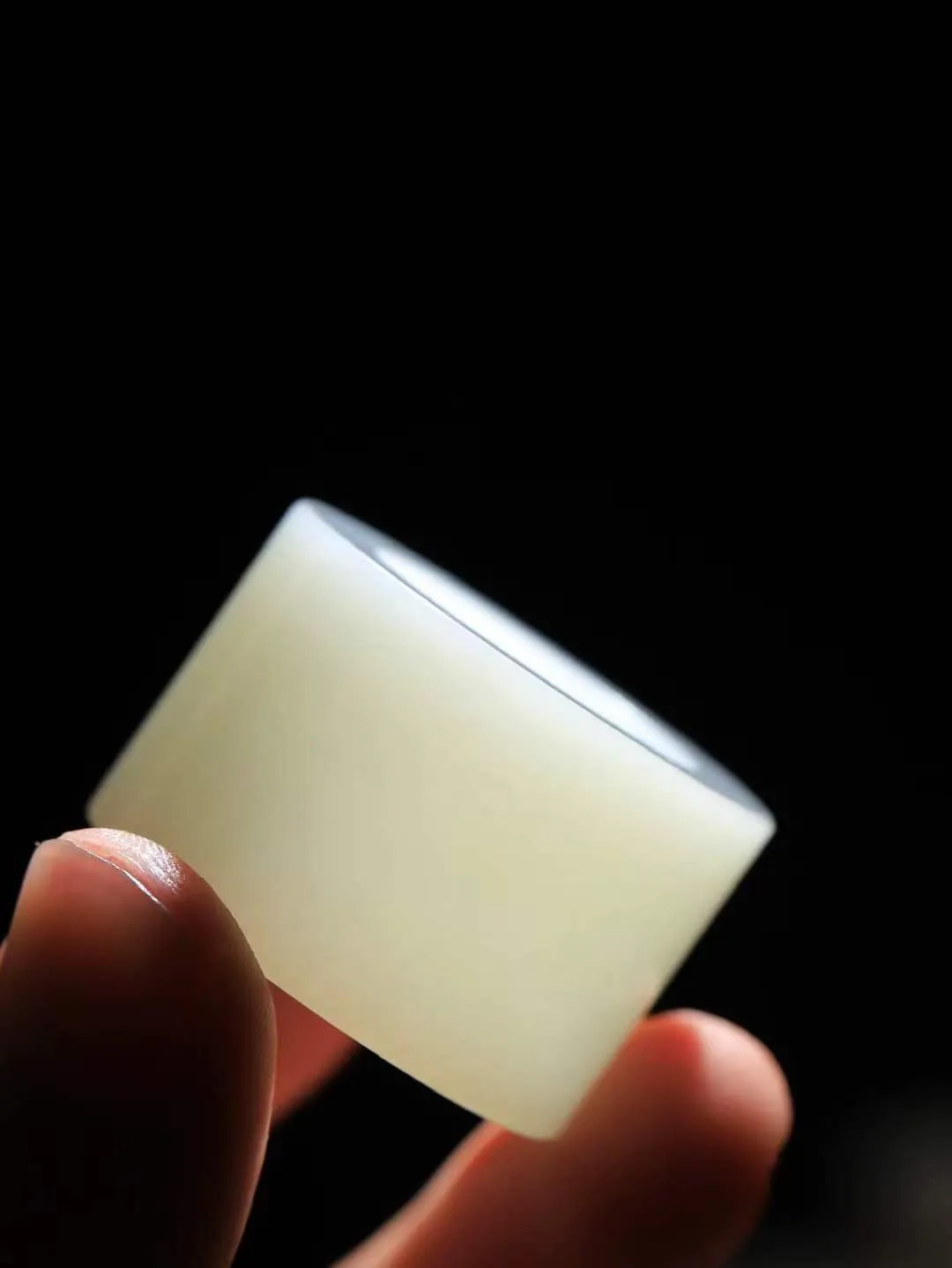 （古韵.扳指）

精品和田玉白玉扳指，玉质温润，油润感十足， 整器古韵生辉。优雅高贵。运筹帷幄于掌中，决胜于千里之外。重31.6克   圈口22mm  尺寸22.5-5.8mm  231052933A