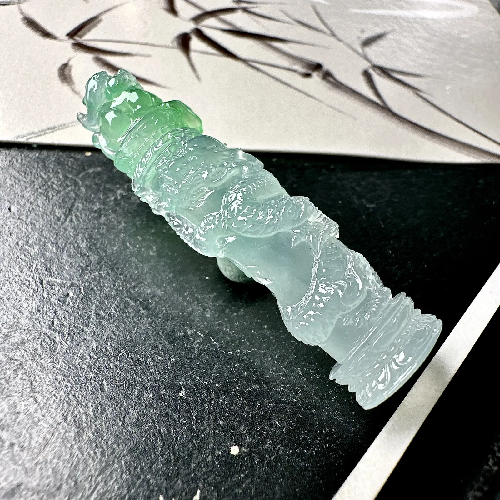 【冰种飘绿龙柱】很少见的题材，绿色巧雕，颇有特色。细节雕刻到位，推荐入手