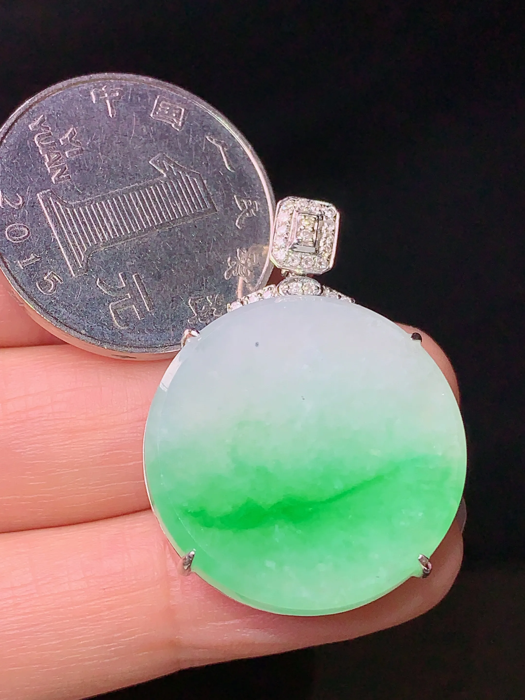 18k金钻镶嵌飘绿圆牌吊坠 玉质细腻 色泽艳丽 水润亮眼  整体尺寸33.6*24.6*7.2