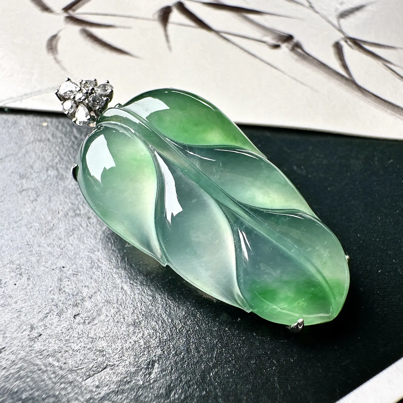 【冰种飘绿叶子】金枝玉叶，质地细腻，冰润透亮，光泽出众，18k金钻镶嵌，裸石尺寸32.6*18.2*4.8毫米