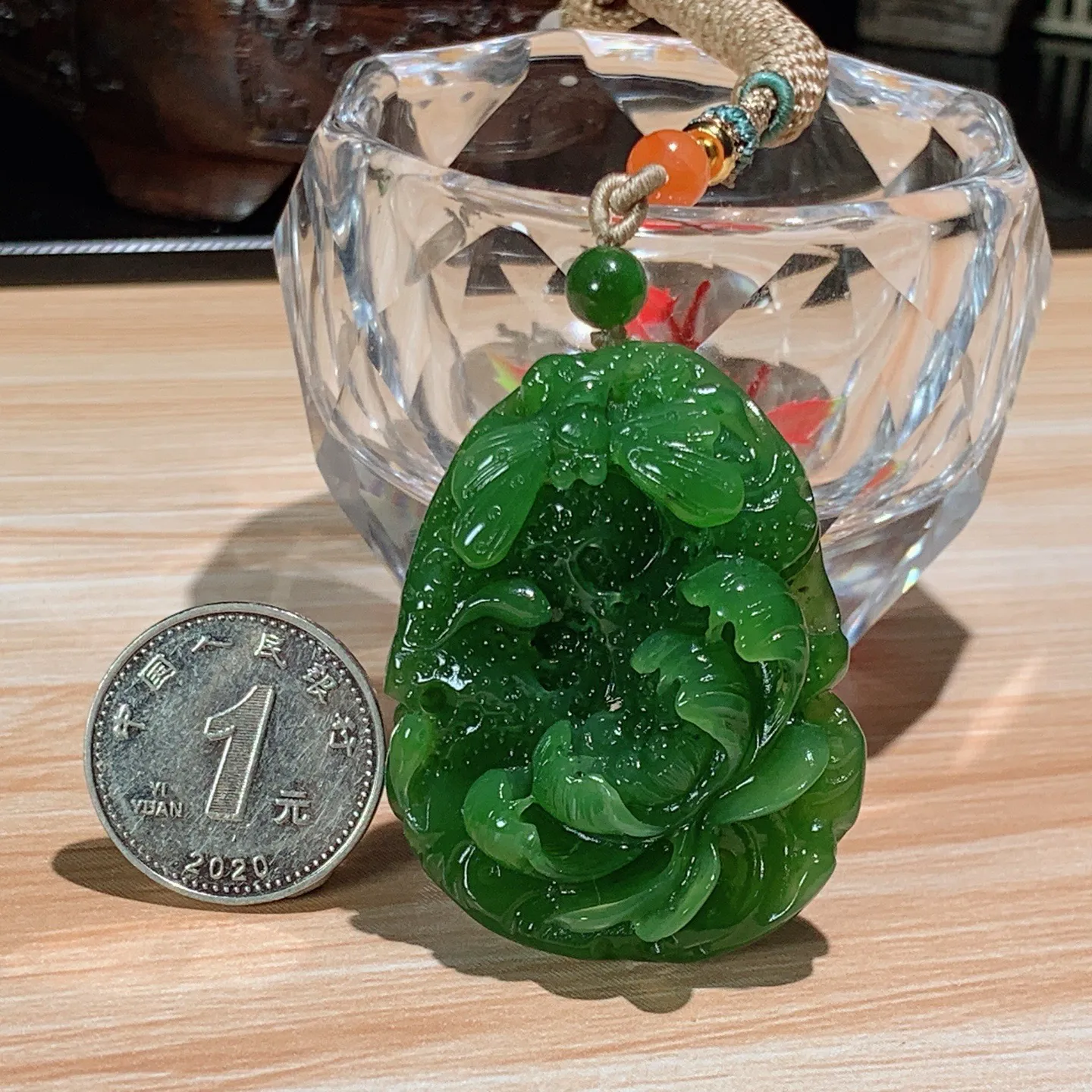 和田玉阳绿俄罗斯碧玉蝶恋花莲花挂件。尺寸44/35/14重30.9克 无裂无杂 玉质细腻油润 底色纯净 脂粉好，品质好。lt251029