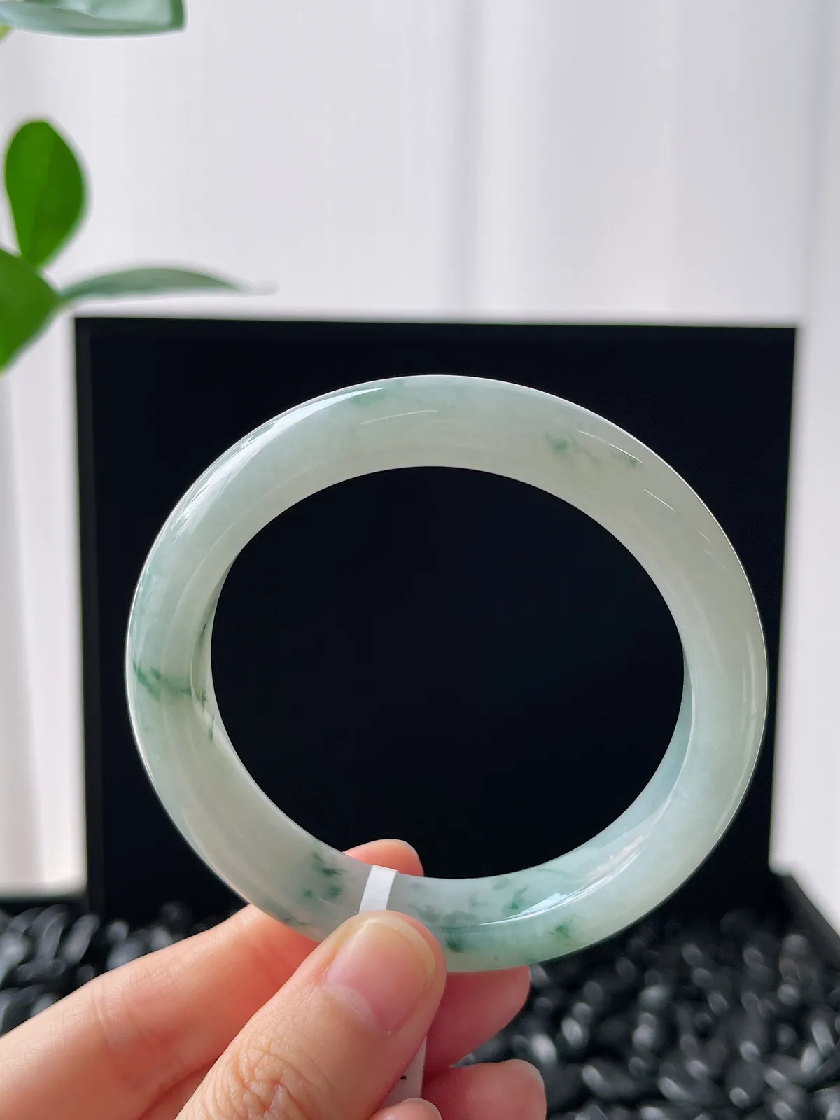 正圈55圈口，翡翠冰糯种飘绿手镯