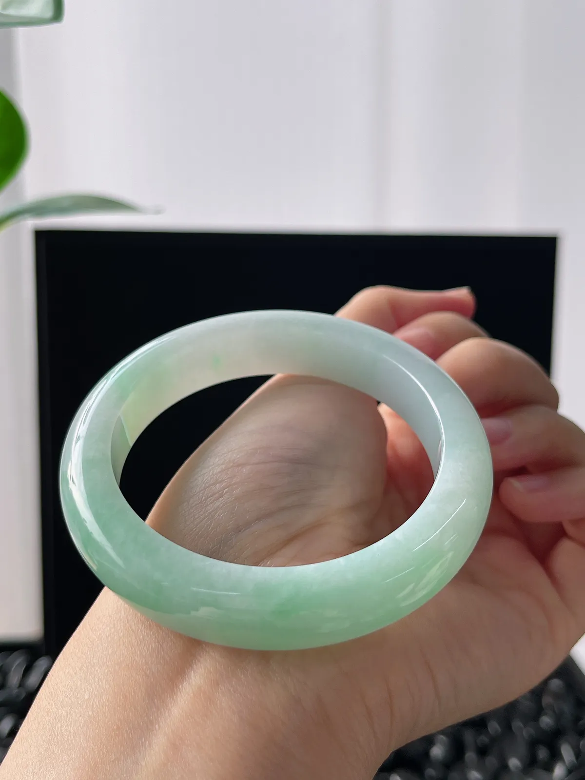 正圈55圈口，翡翠糯化种淡绿色手镯