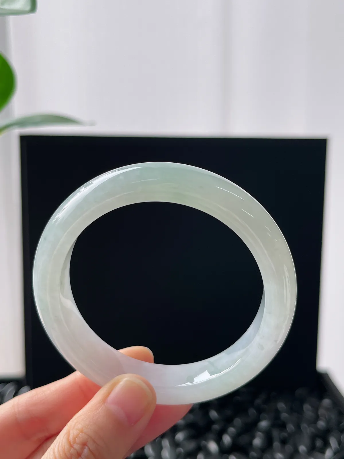 正圈55圈口，翡翠冰糯种淡绿色手镯