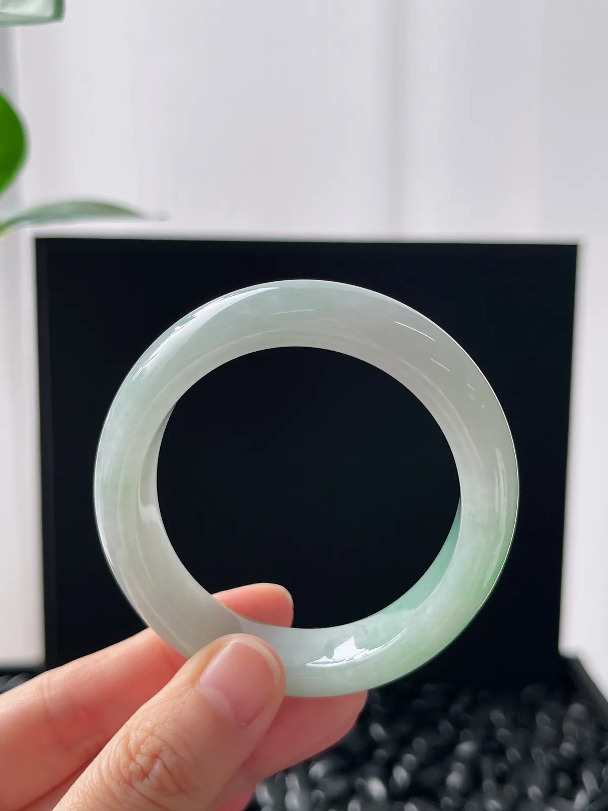 贵妃镯54圈口，翡翠冰糯种飘绿手镯