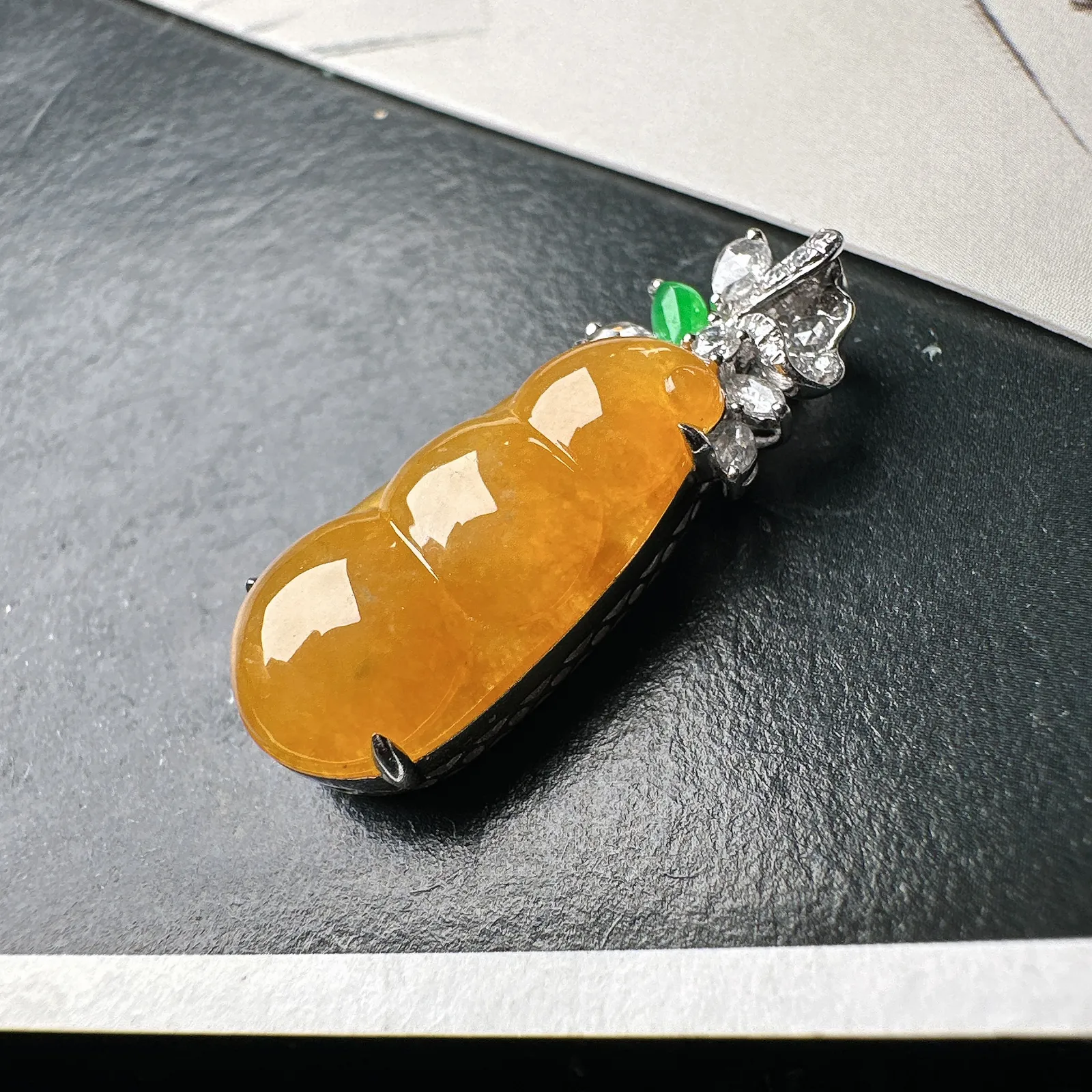 【冰种黄翡福豆吊坠】质地细腻，冰感十足，晶莹透亮，18K金钻镶嵌，裸石尺寸20.7*10.5*4.5毫米