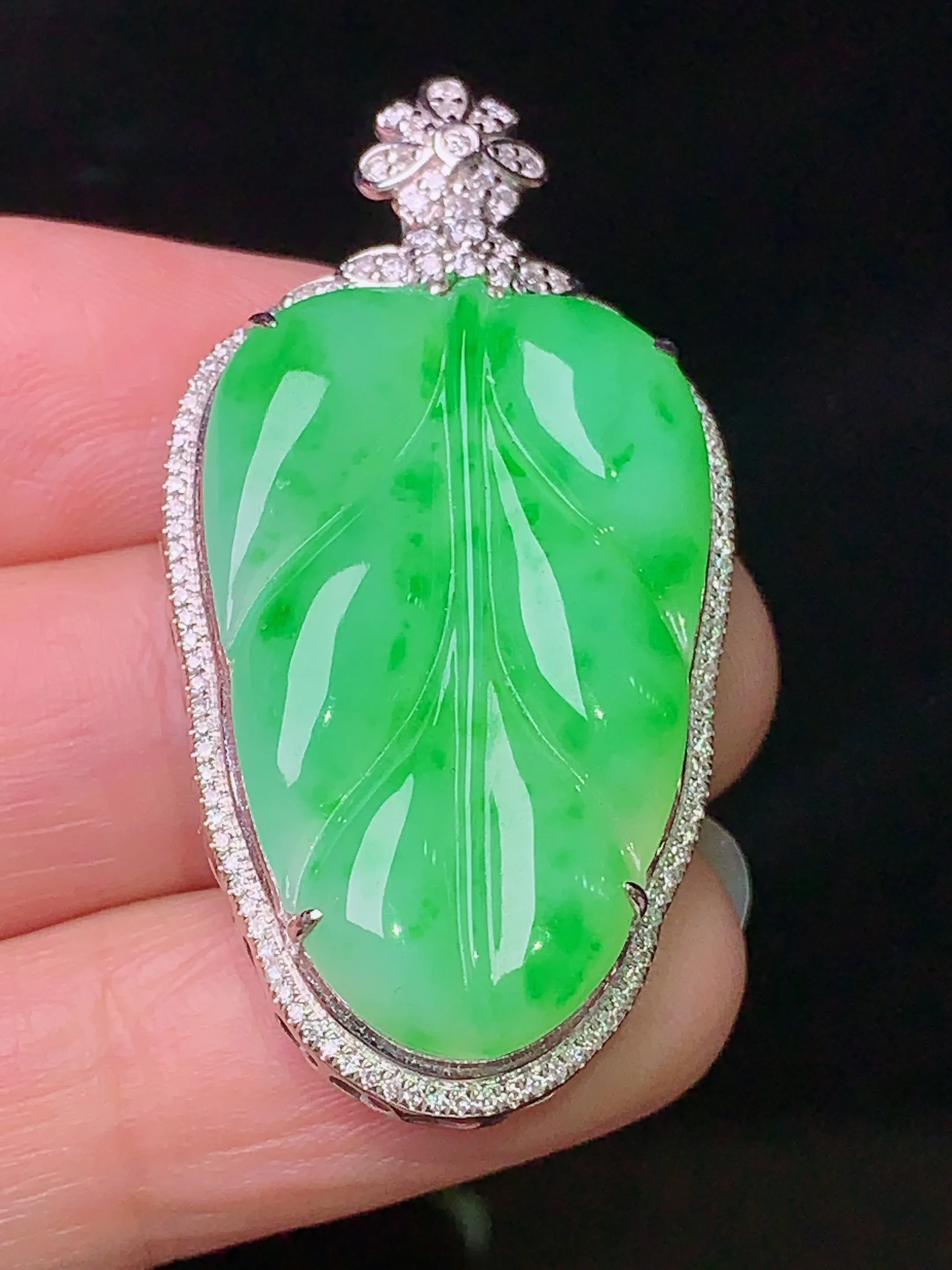 18k金钻镶嵌翠绿树叶吊坠 玉质细腻 色泽艳丽 水润亮眼  整体尺寸41*21.5*8.2