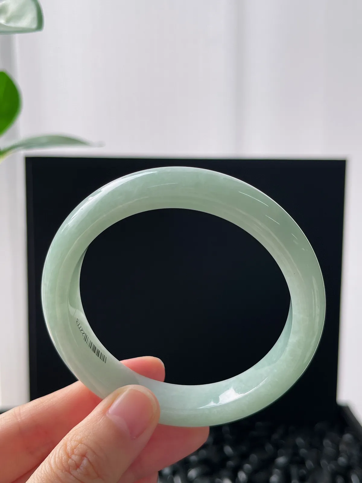 正圈56.6圈口，翡翠糯化种飘绿手镯