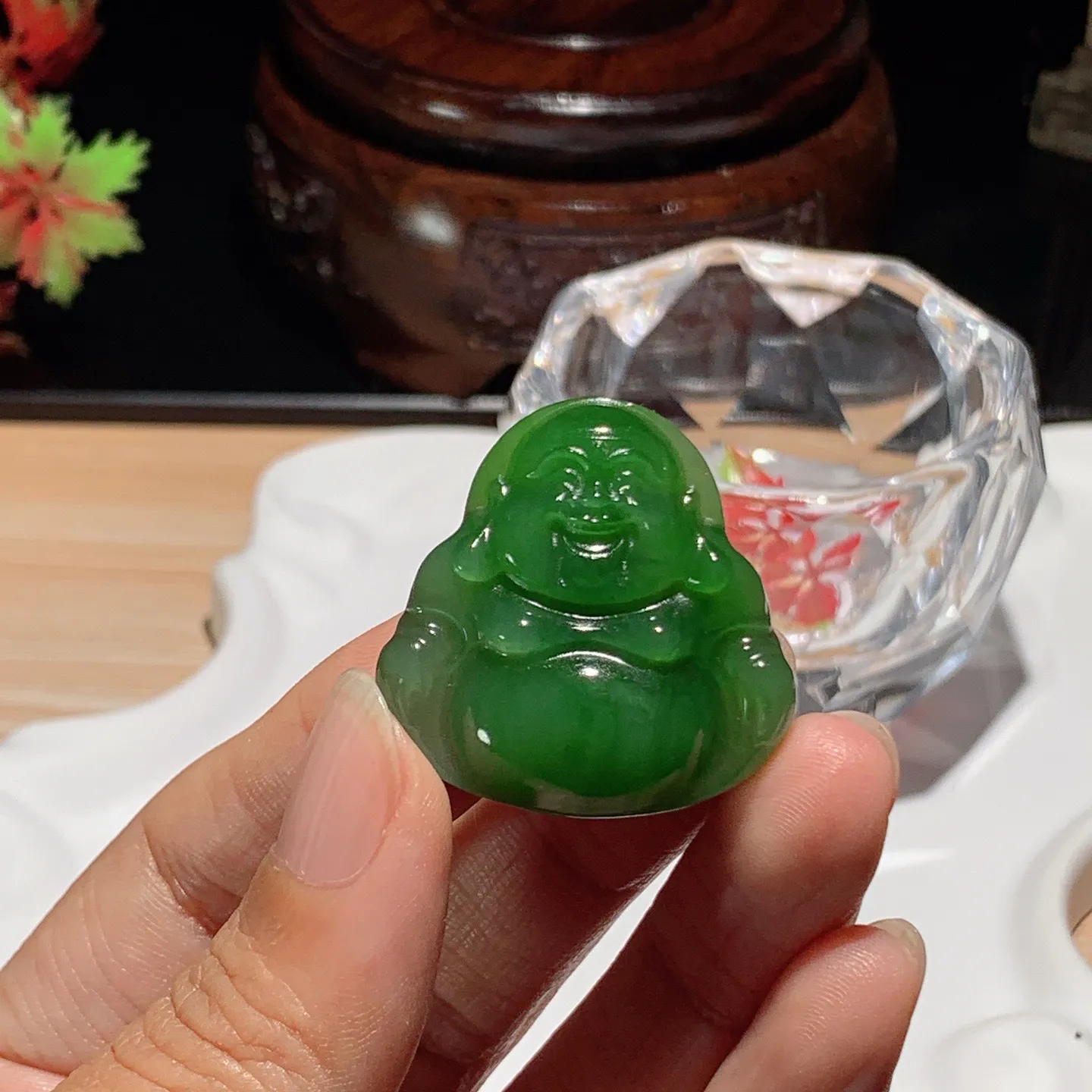 和田玉阳绿俄罗斯碧玉佛引福来挂件。尺寸32/31/10重14.6克 无裂无杂 玉质细腻油润 底色纯净 脂粉好，品质好。lt251029