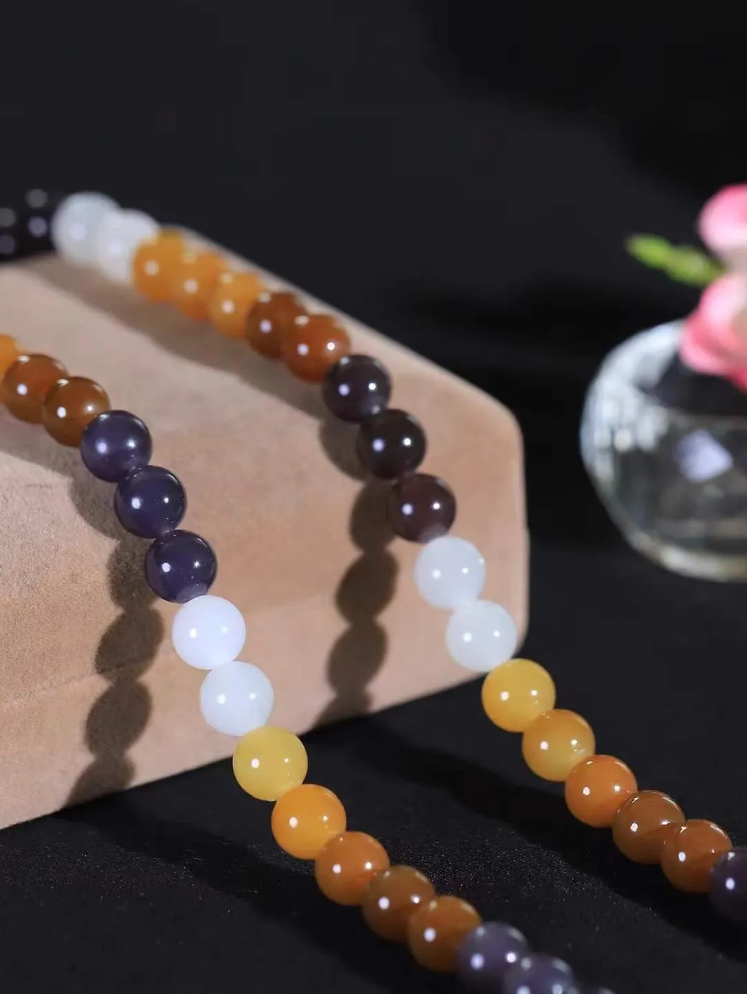 【珠圆玉润.项链】

精品和田玉三色珠圆玉润项链 玉质细腻油润 饱满光滑 质朴无华，悠远简单，人心境界远，百世修炼深，心灵常驻善意持，觉悟人生百世修。重83.4克 尺寸取一7.8mm  FDL-221092822