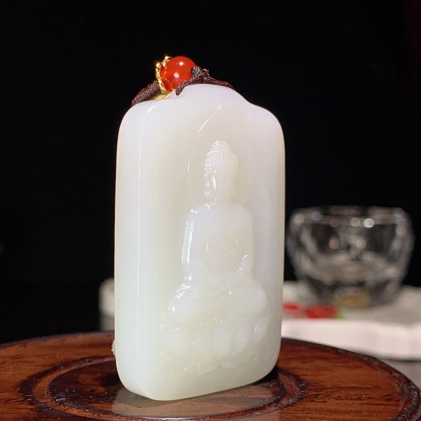 和田玉白玉羊脂白阿弥陀佛牌子挂件。尺寸53/34/11重45.5克 白度一级。无裂无杂 玉质细腻油润 底色纯净 脂粉好，品质好。lt251027