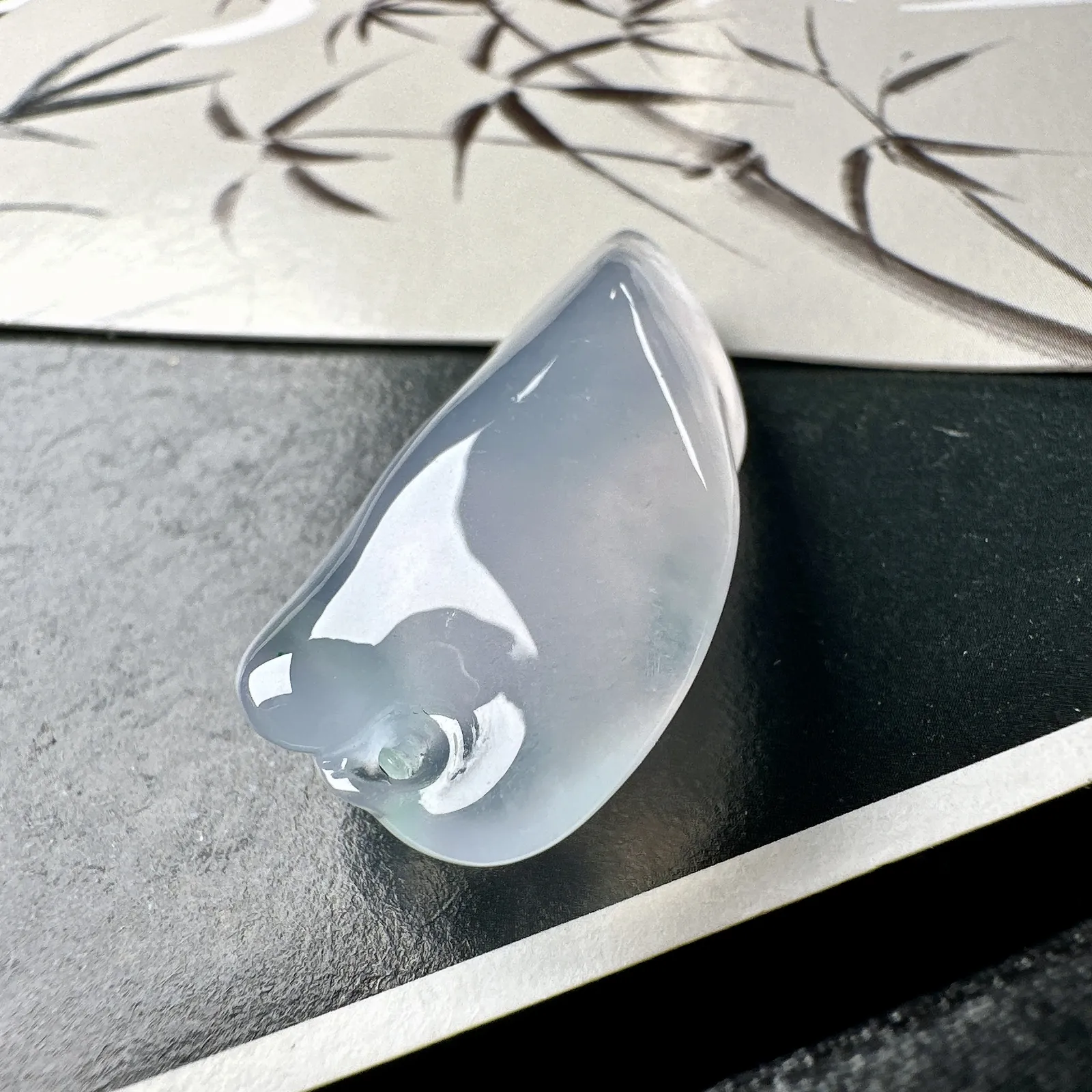 【冰种淡紫随形】质地细腻，冰润透亮，光泽出众，冰胶感十足