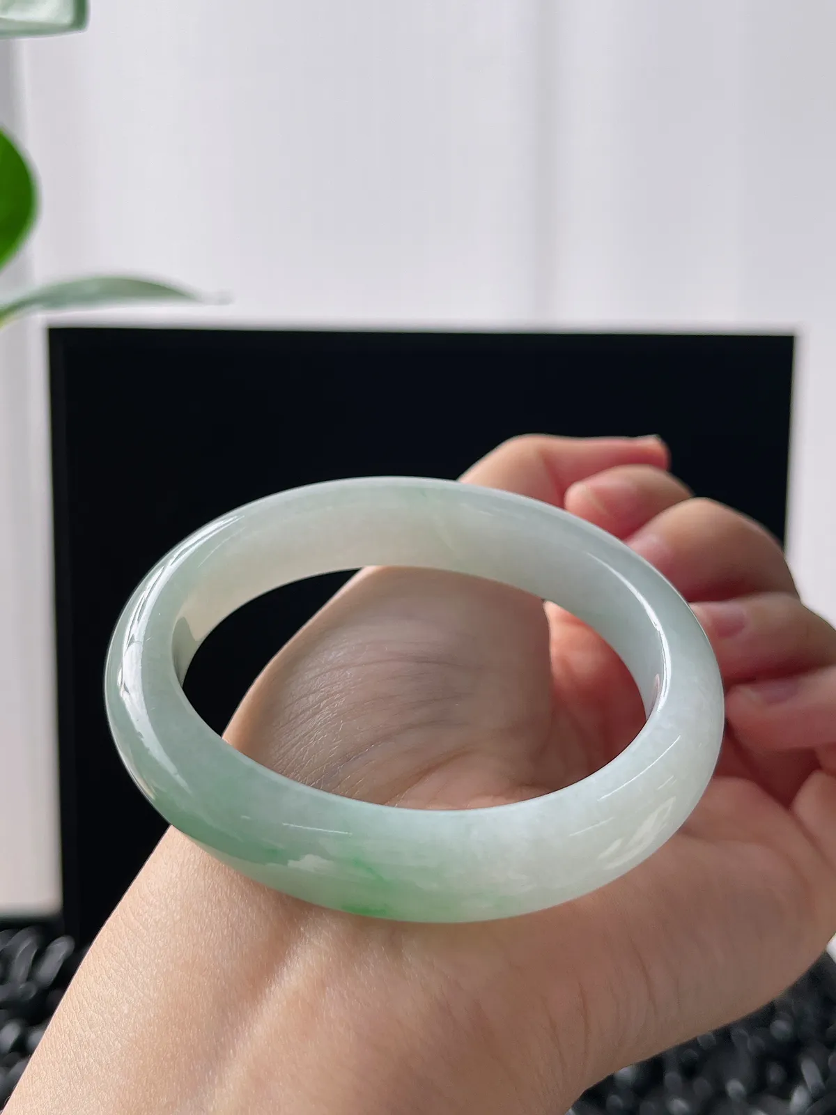 贵妃镯54圈口，翡翠冰糯种飘绿手镯