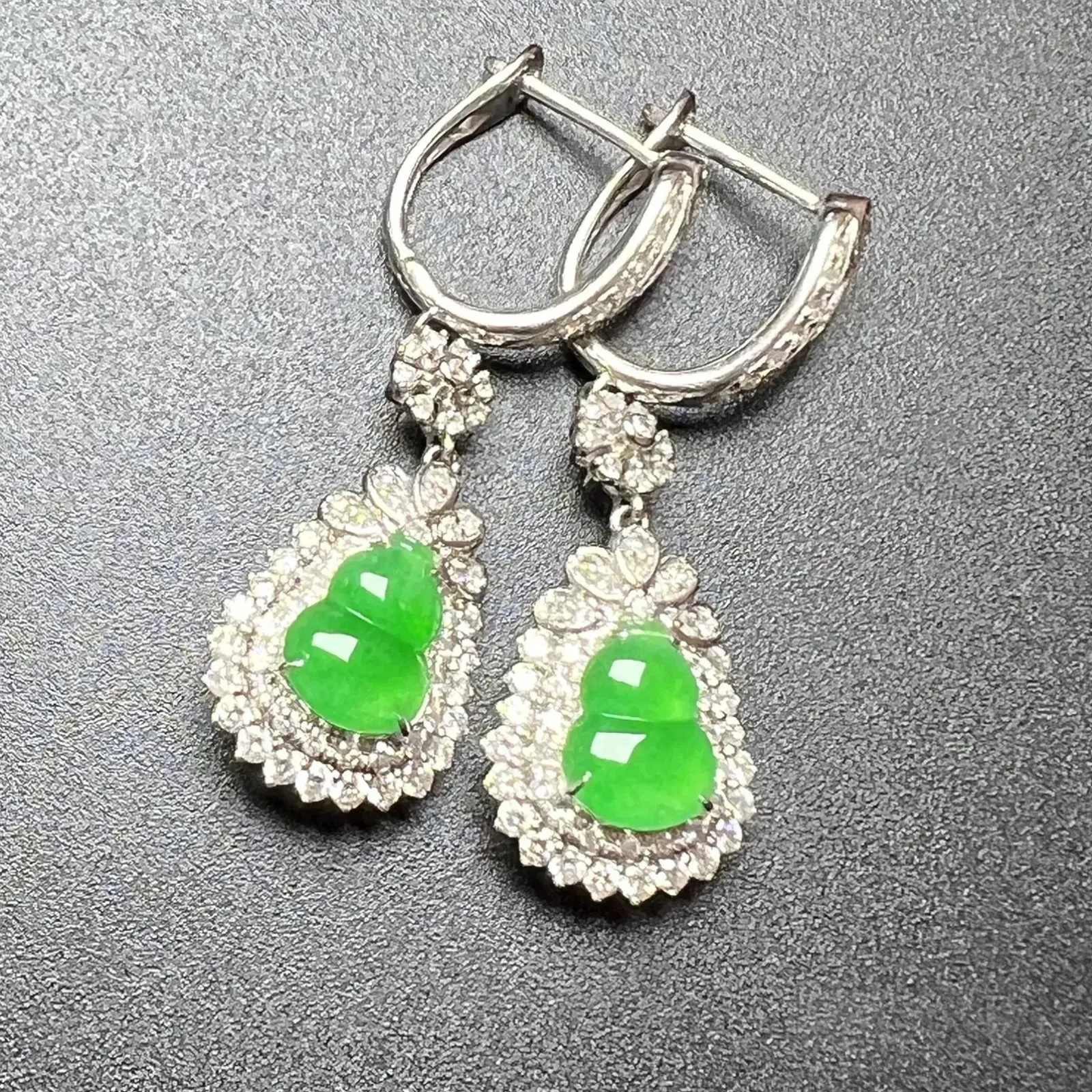 阳绿葫芦耳坠整体尺寸38.7*12.5*7.7 /裸石尺寸8.8*6.7*2.3