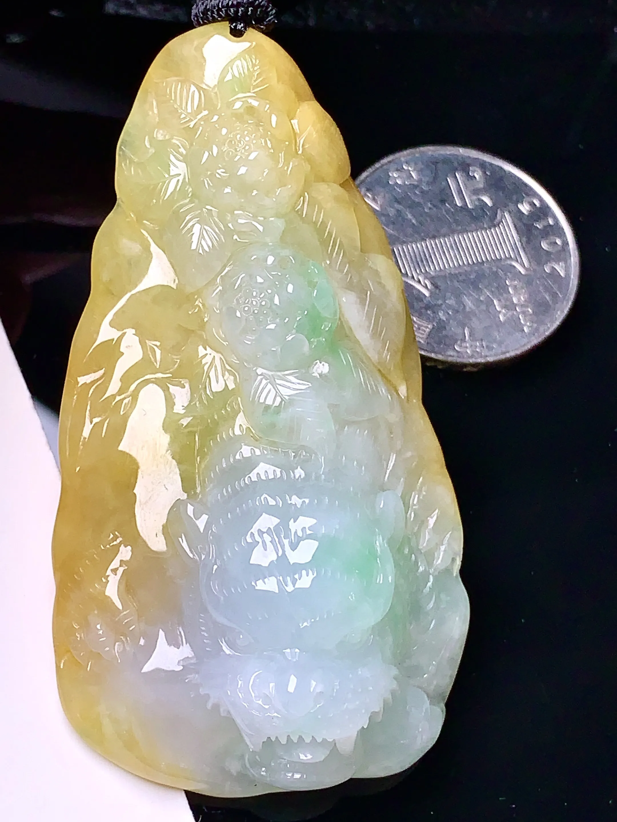 飘黄绿老虎出山吊坠 玉质细腻 色泽艳丽 水润亮眼  整体尺寸66.2*36*13.8