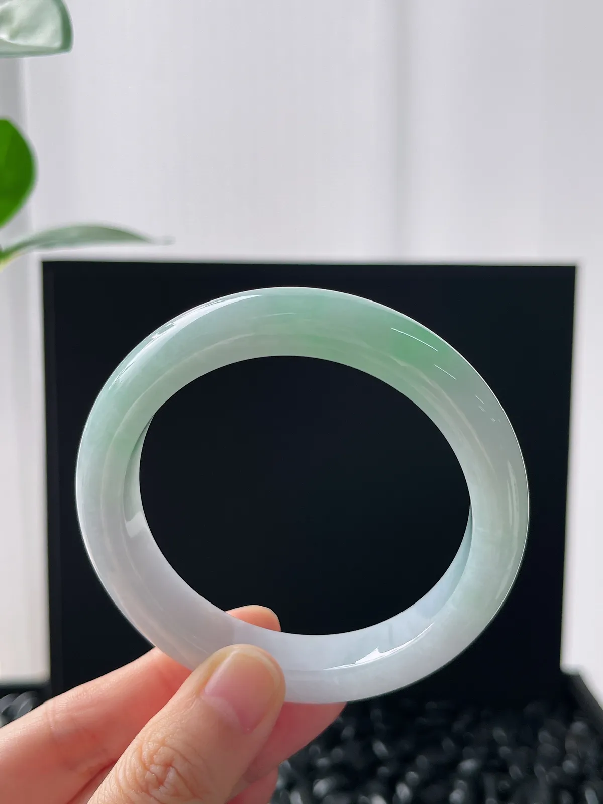 正圈56圈口，翡翠冰糯种淡绿色手镯