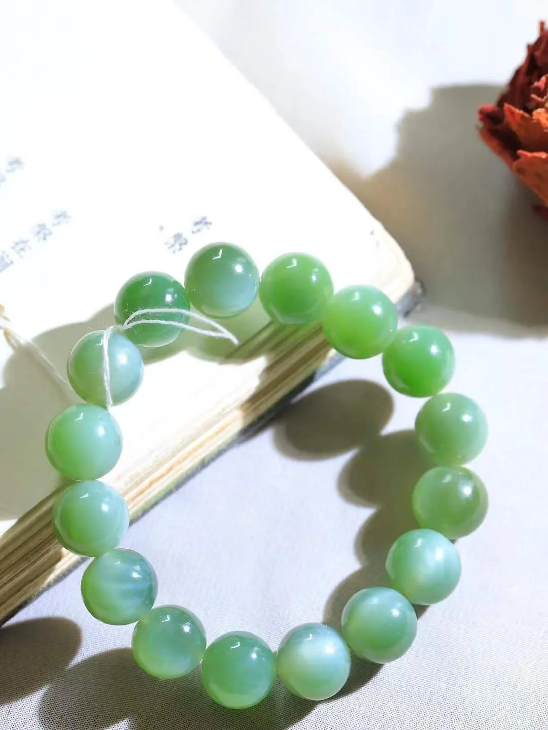 【珠圆玉润.手串】

精品和田玉碧玉猫眼珠圆玉润手串 玉质温润细腻  整串打磨圆润，佩戴舒适。珠珠落玉盘，间关莺语花底滑，一生美好时光，无论身在何处，都有它相伴相守。事事顺遂，幸福美满，吉祥如意。重44.8克   尺寸取一12.3mm   FDL-691072800