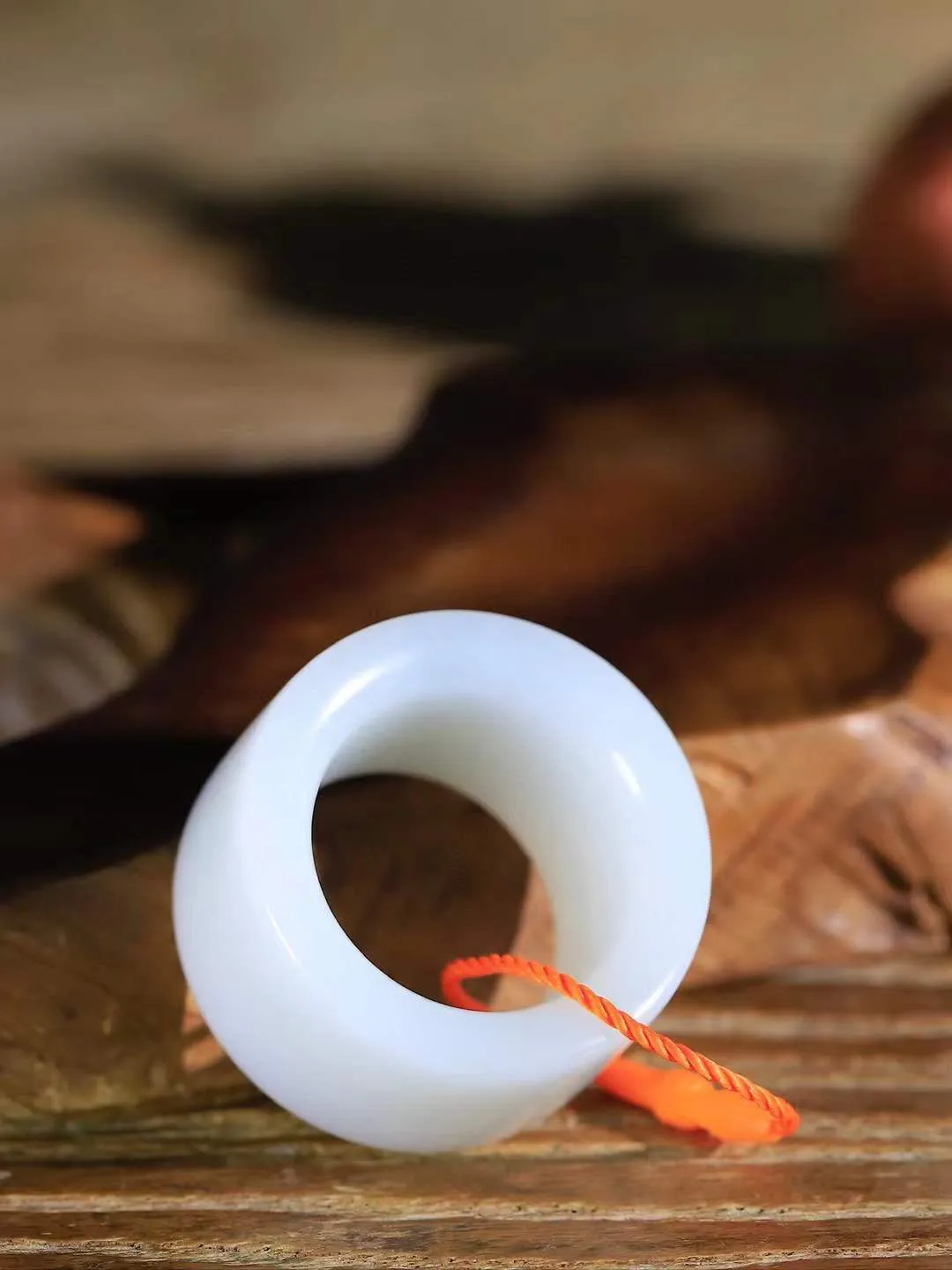 【古韵·扳指】

精品和田玉白玉扳指，玉质温润，油润感十足， 整器古韵生辉。优雅高贵。运筹帷幄于掌中，决胜于千里之外。
重29克 内径圈口22mm  尺寸19.9-6mm  FDT-591052929