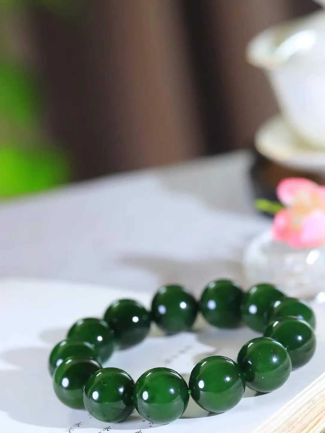 ^_^【珠圆玉润.手串】

精品和田玉碧玉珠圆玉润手串 玉质温润细腻  整串打磨圆润，佩戴舒适。珠珠落玉盘，间关莺语花底滑，一生美好时光，无论身在何处，都有它相伴相守。事事顺遂，幸福美满，吉祥如意。重116.4克 尺寸取一17.8mm  FDA-221082833