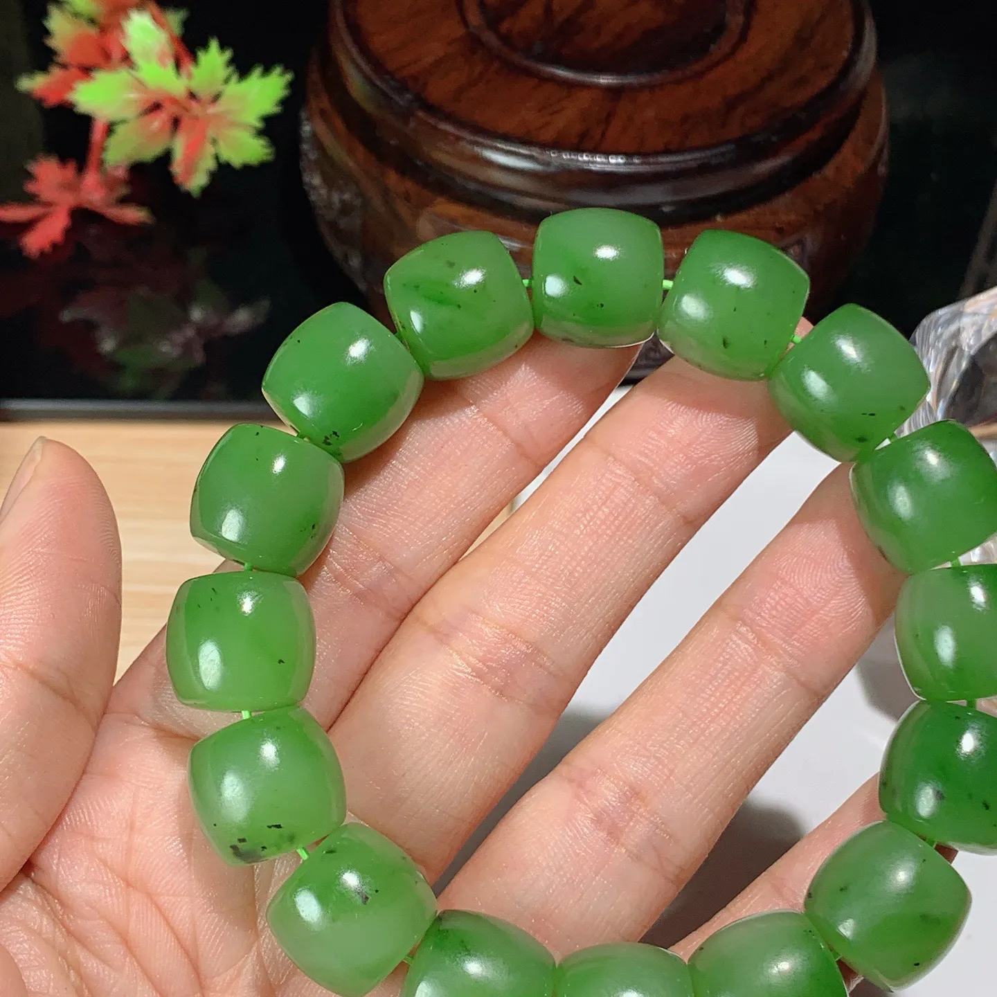和田玉阳绿俄罗斯碧玉直切老型珠手串。单颗尺寸13/14重78.8克 玉质细腻油润 底色纯净 脂粉好，品质好。lt251029