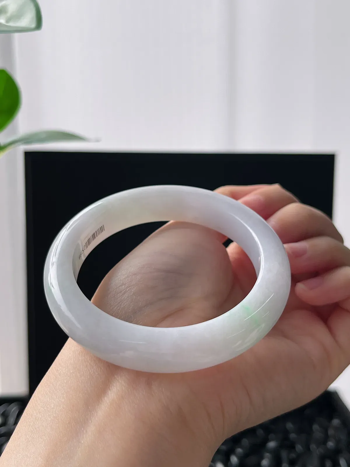 正圈55.8圈口，翡翠糯化种飘绿手镯