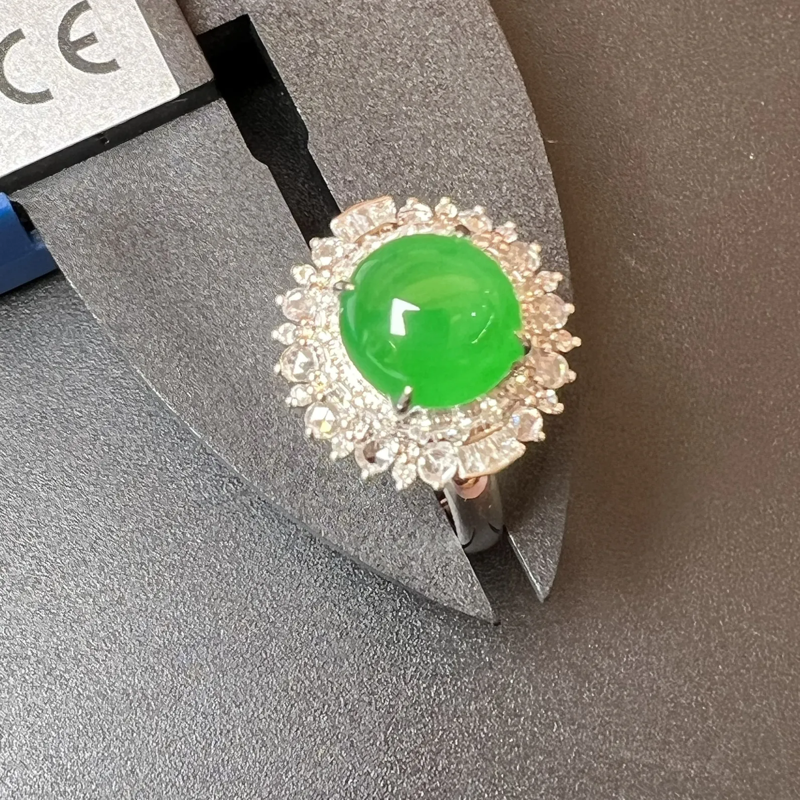 满绿戒指色辣饱满，整体尺寸15.1*15.3*13.1 裸石尺寸8.8*5.2