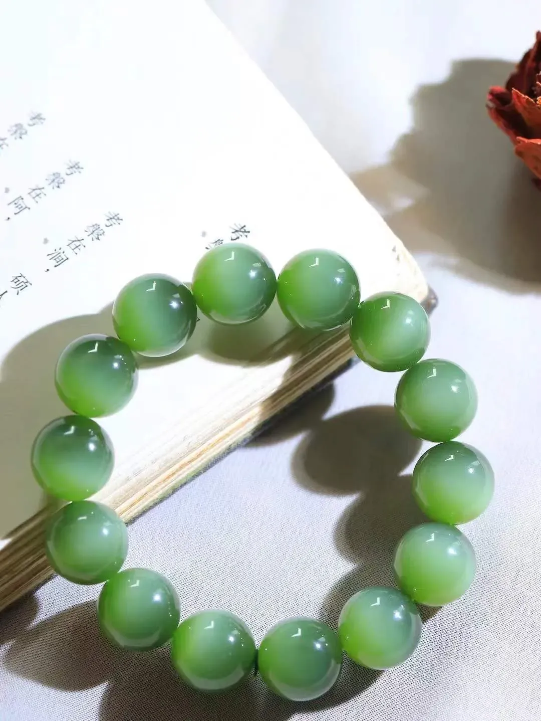 （猫眼手串）

收藏级和田玉碧玉猫眼圆珠手串 质地温润灵动 猫眼儿般的光中，有波光潋滟，也有梦幻清韵。行走于市井的喧嚣，相顾不言，便得清欢。重72.3克 尺寸取一14.7mm FDL-851052888
