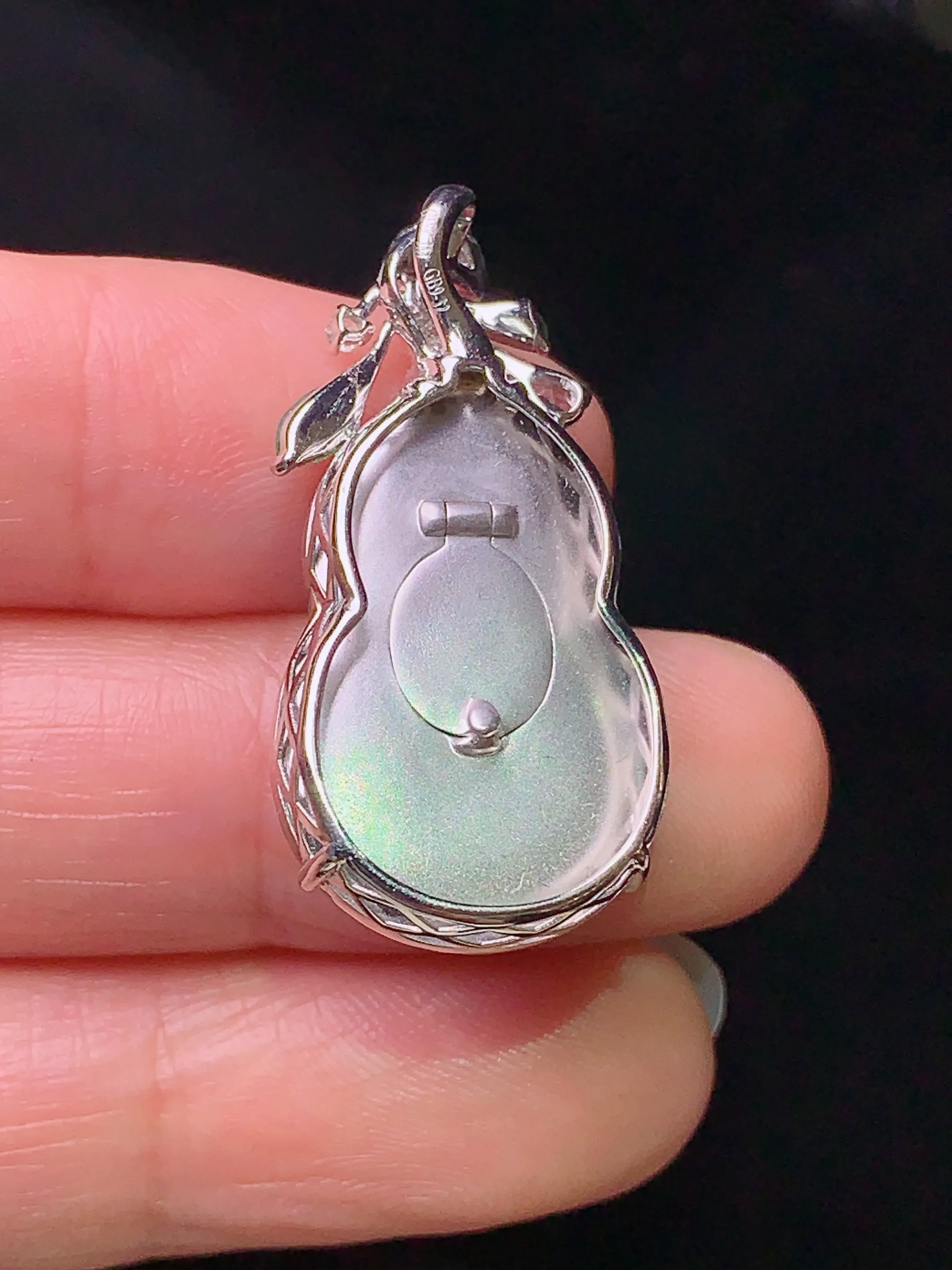 18k金钻镶嵌晴绿葫芦吊坠 玉质细腻 色泽艳丽 水润亮眼  整体尺寸30.6*15.5*8.2